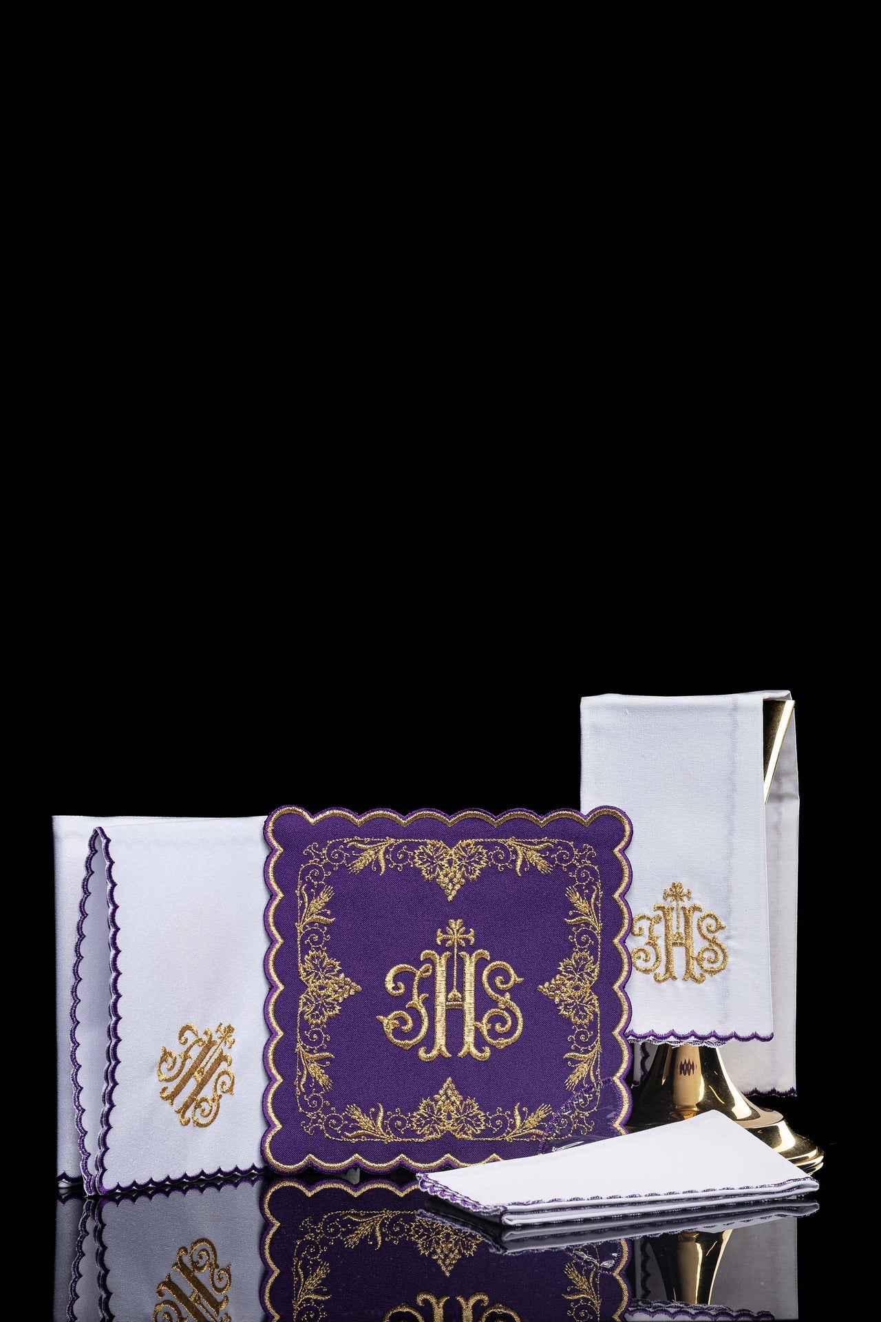 Juego de lienzos para cáliz bordado con motivo IHS en color morado KDT/5025/03 FIOLET - CASULLAS.ES