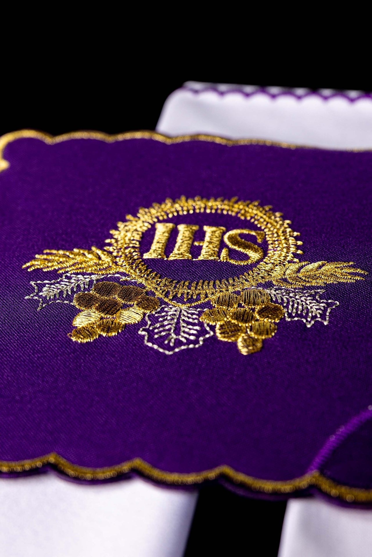 Juego de lienzos para cáliz bordado con motivo IHS en color morado KDT/5024/03 FIOLET - CASULLAS.ES