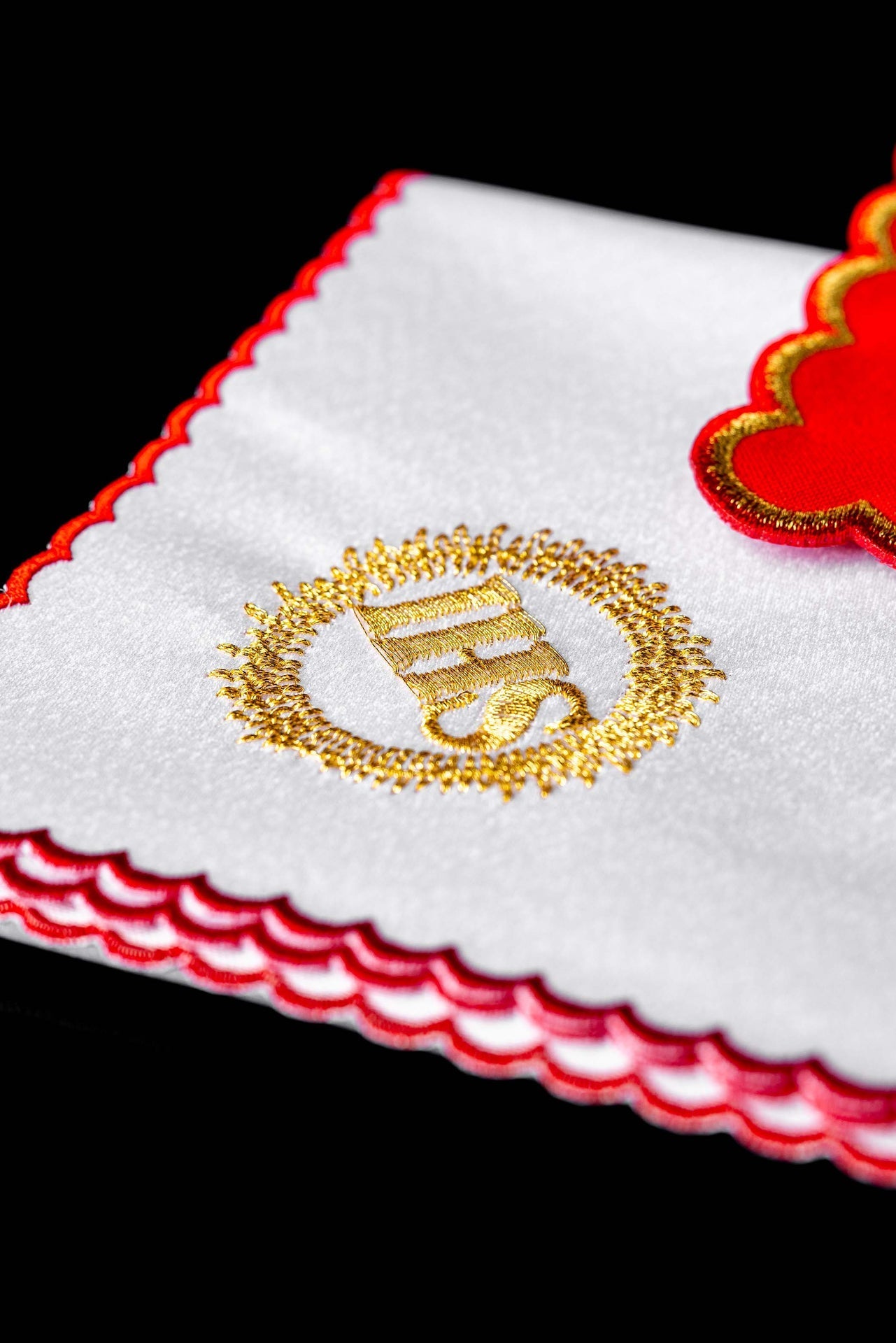 Juego de lienzos para cáliz bordado con motivo IHS en color rojo KDT/5024/02 CZERWONY - CASULLAS.ES