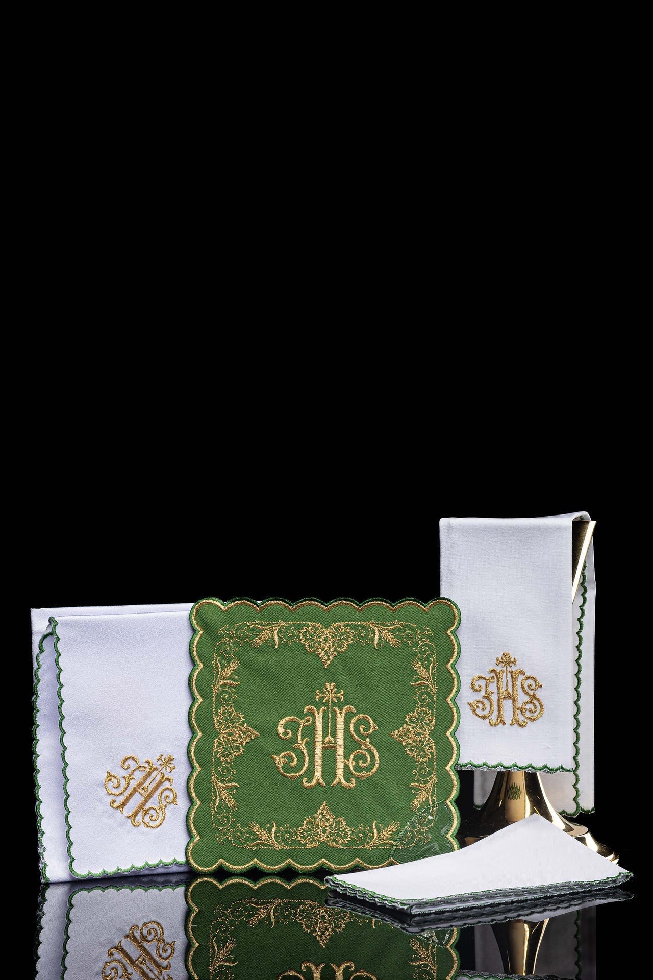 Juego de lienzos para cáliz bordado con motivo IHS en color verde KDT/5025/01 ZIELONY - CASULLAS.ES