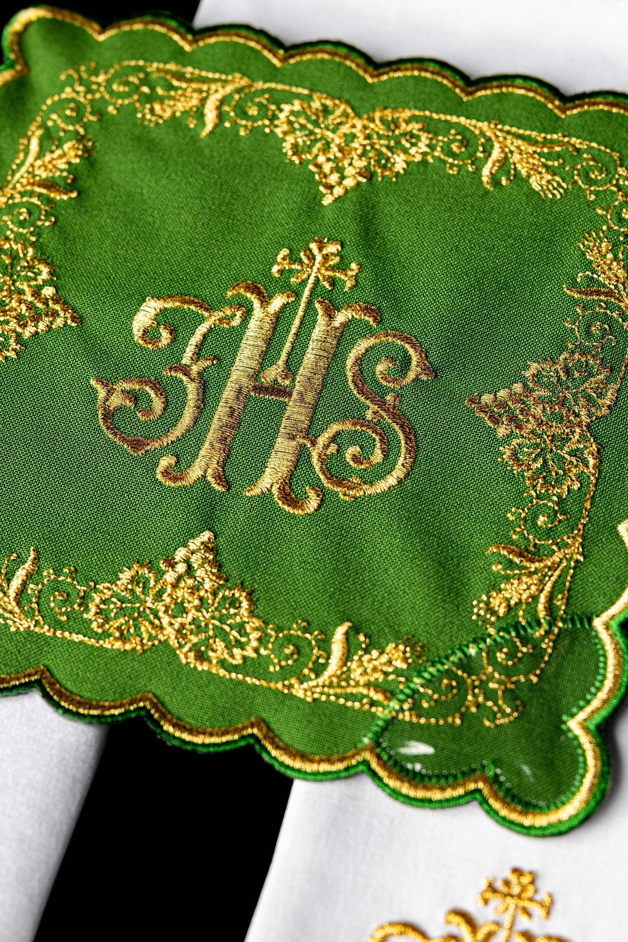 Juego de lienzos para cáliz bordado con motivo IHS en color verde KDT/5025/01 ZIELONY - CASULLAS.ES
