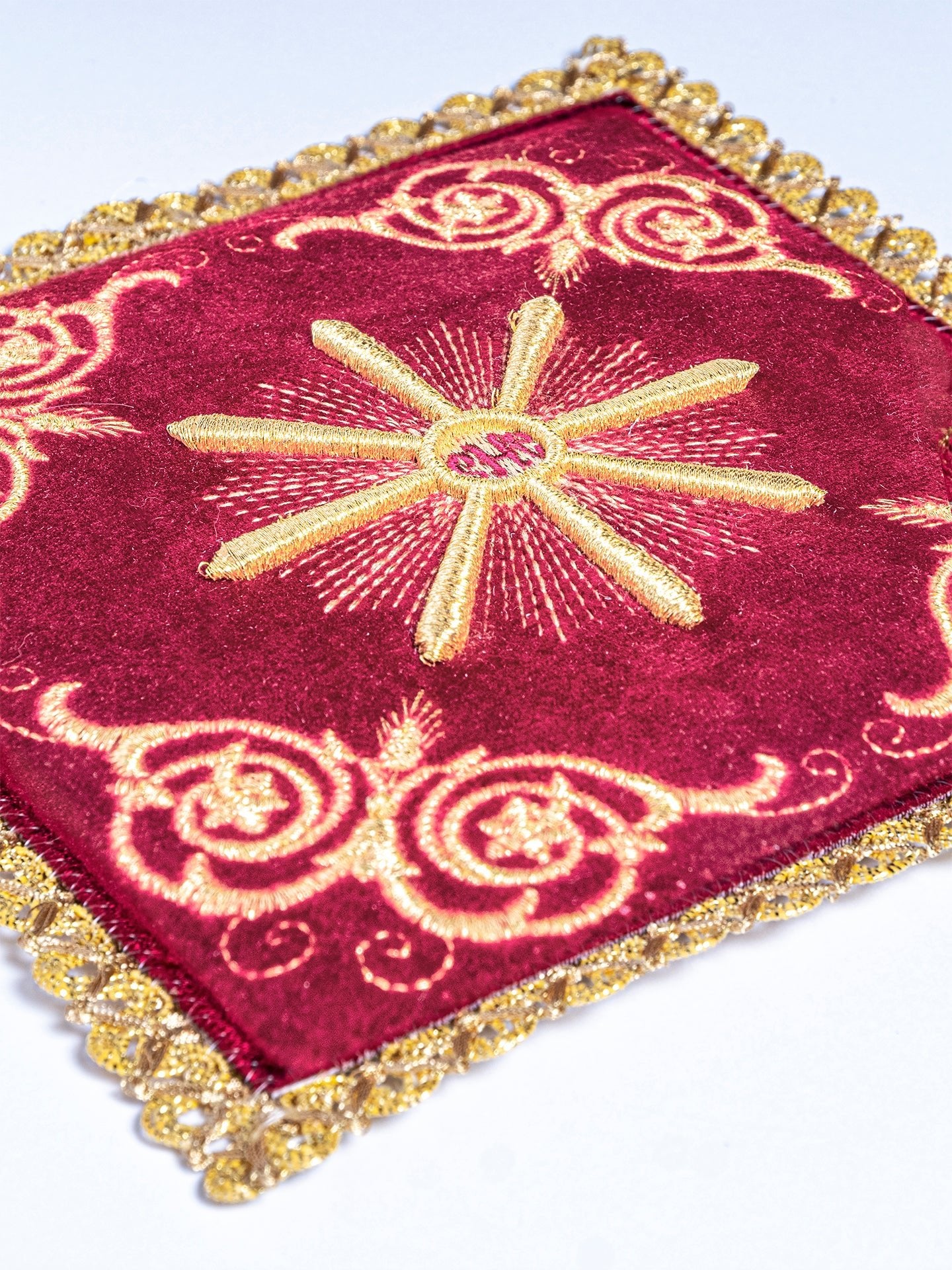 Juego de paños litúrgicos para cáliz bordado de terciopelo rojo KKL/5002/C1 - CASULLAS.ES