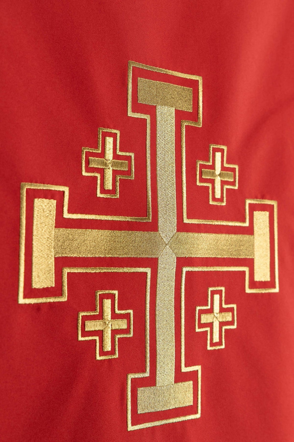 Paño de atril rojo, detalle ampliado del bordado de la Cruz de Jerusalén