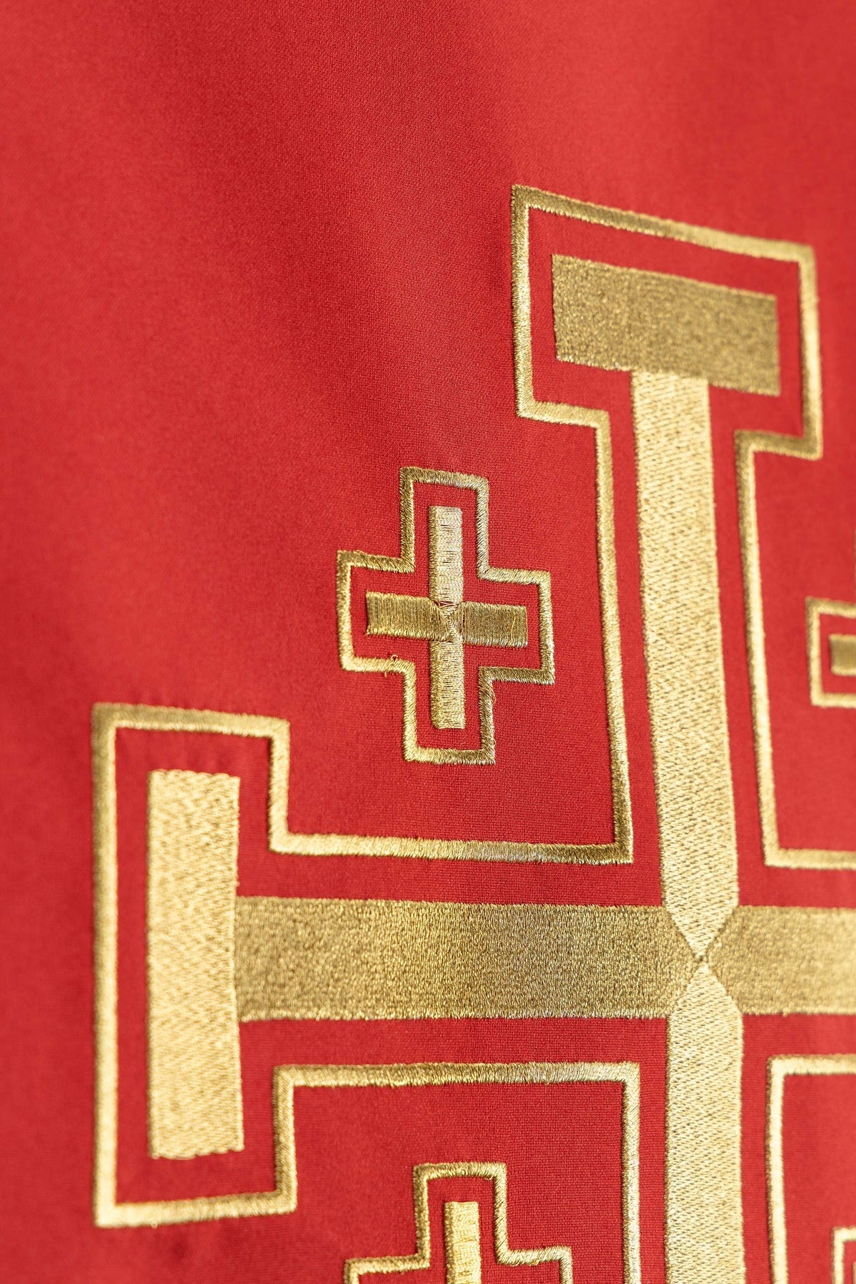 Paño de atril rojo, detalle lateral del bordado dorado de la Cruz de Jerusalén
