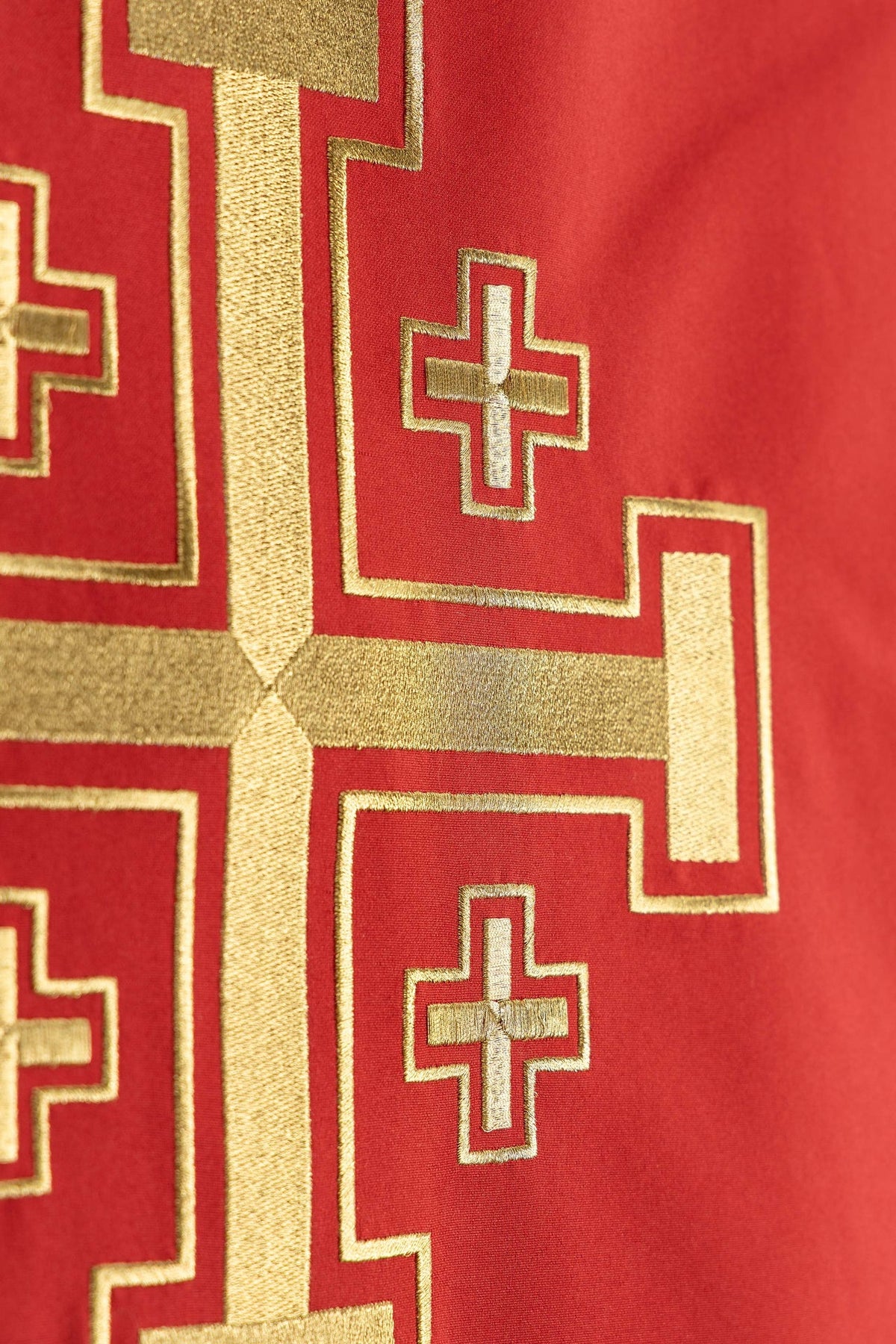 Paño de atril rojo, detalle de cruces pequeñas bordadas en dorado