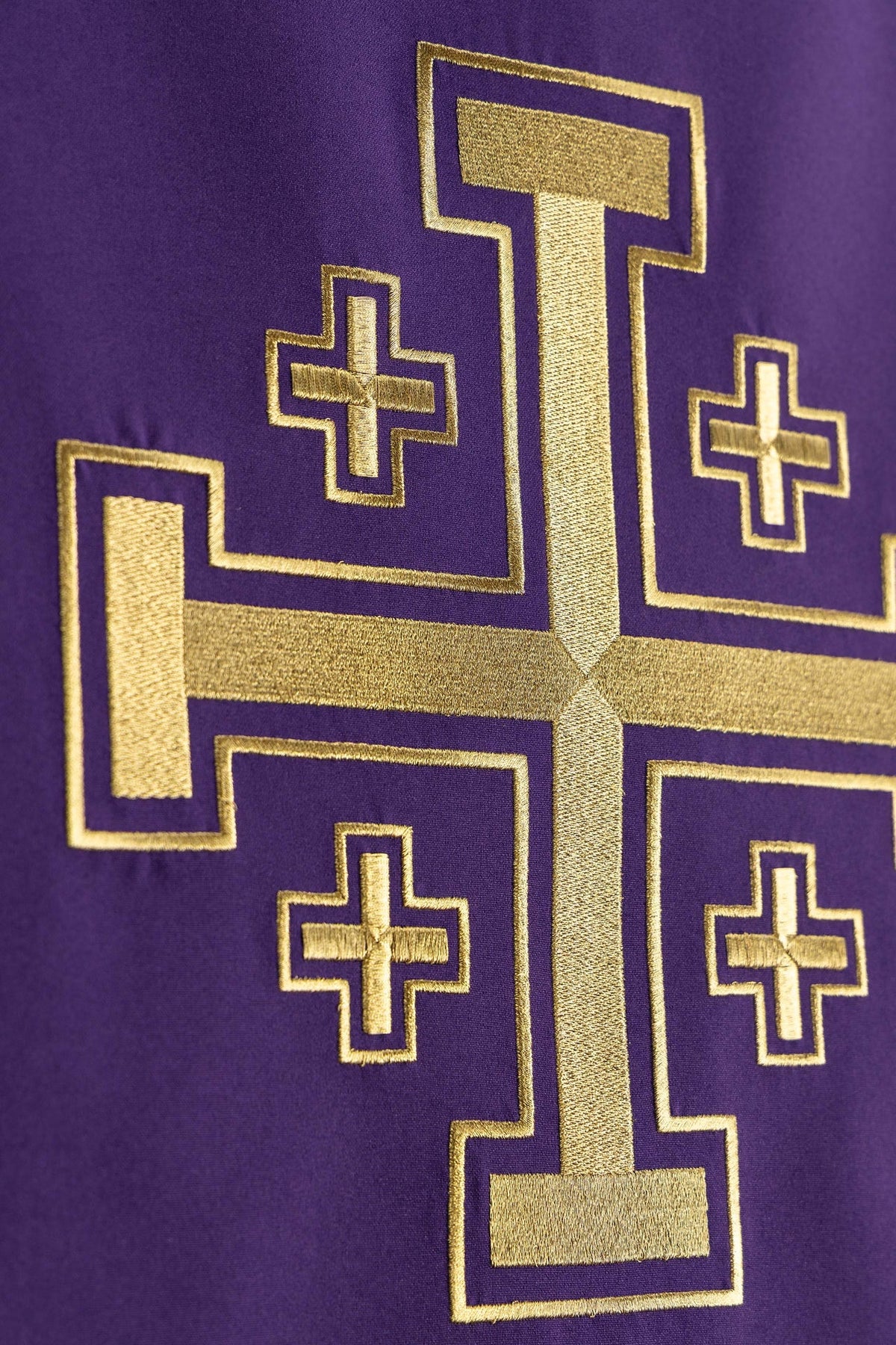 Paño de atril morado, detalle lateral del bordado de la Cruz de Jerusalén