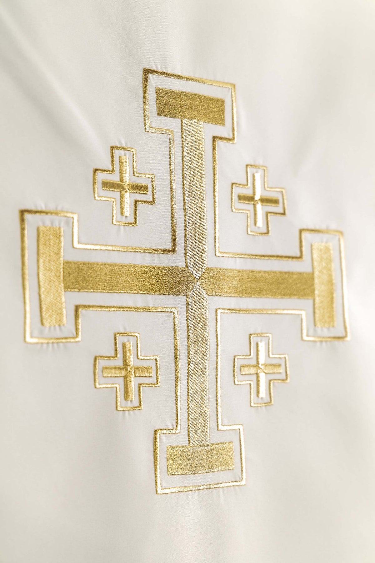 Paño de atril marfil, detalle del bordado dorado de la Cruz de Jerusalén
