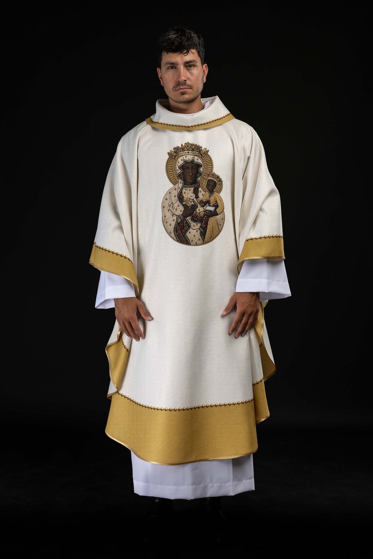 Casulla de Nuestra Señora de Częstochowa, vista frontal completa con bordes dorados