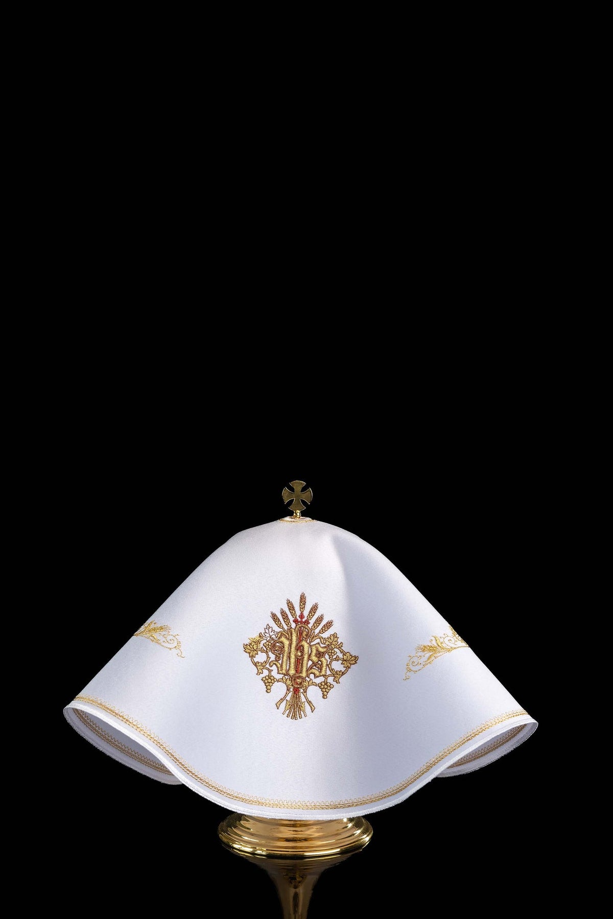 Cubrecopón redondo con bordados de IHS y del Sagrado Corazón de Jesús, vista frontal blanca