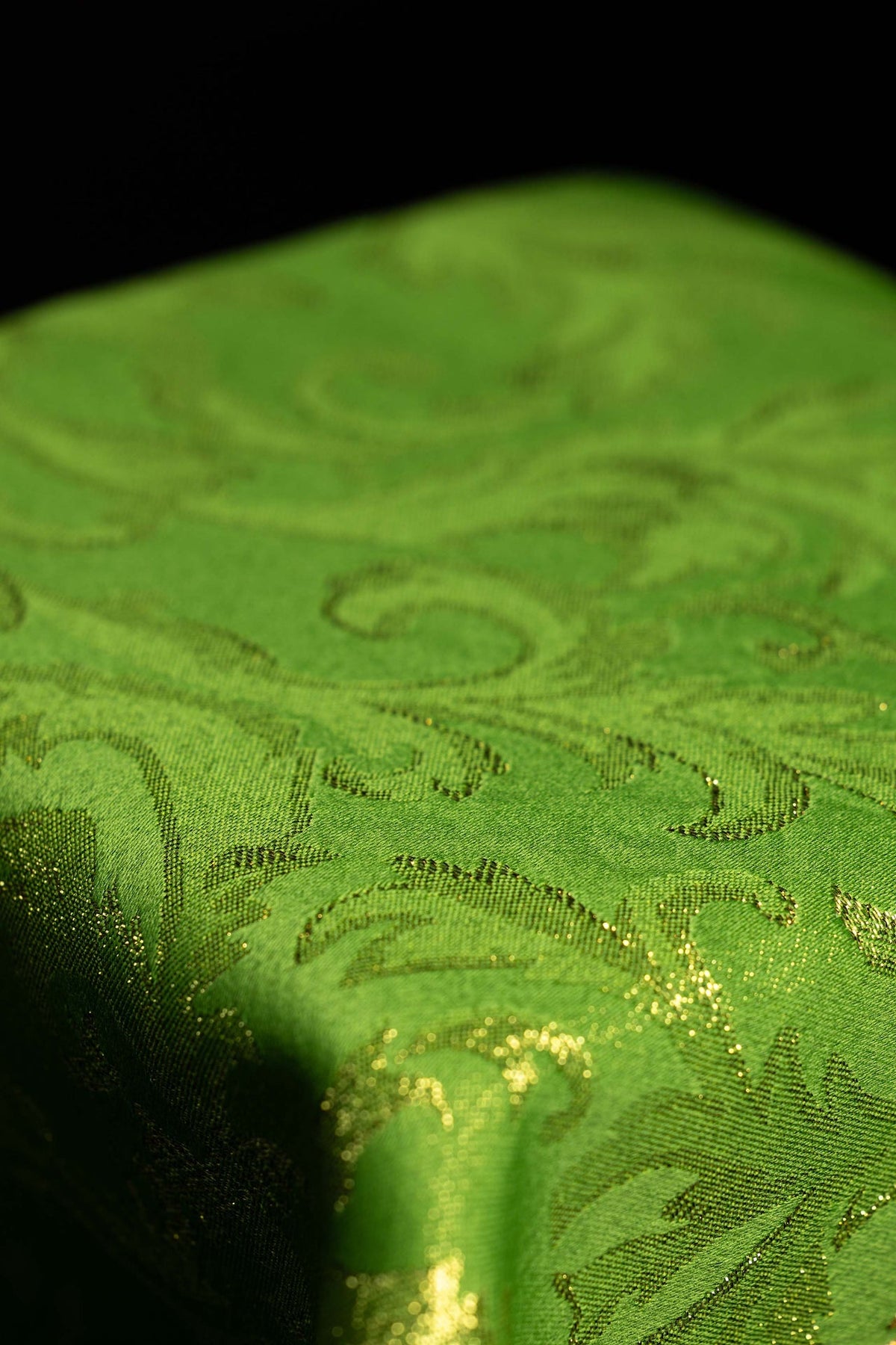 Velo de cáliz verde, detalle del tejido con motivos ornamentales dorados