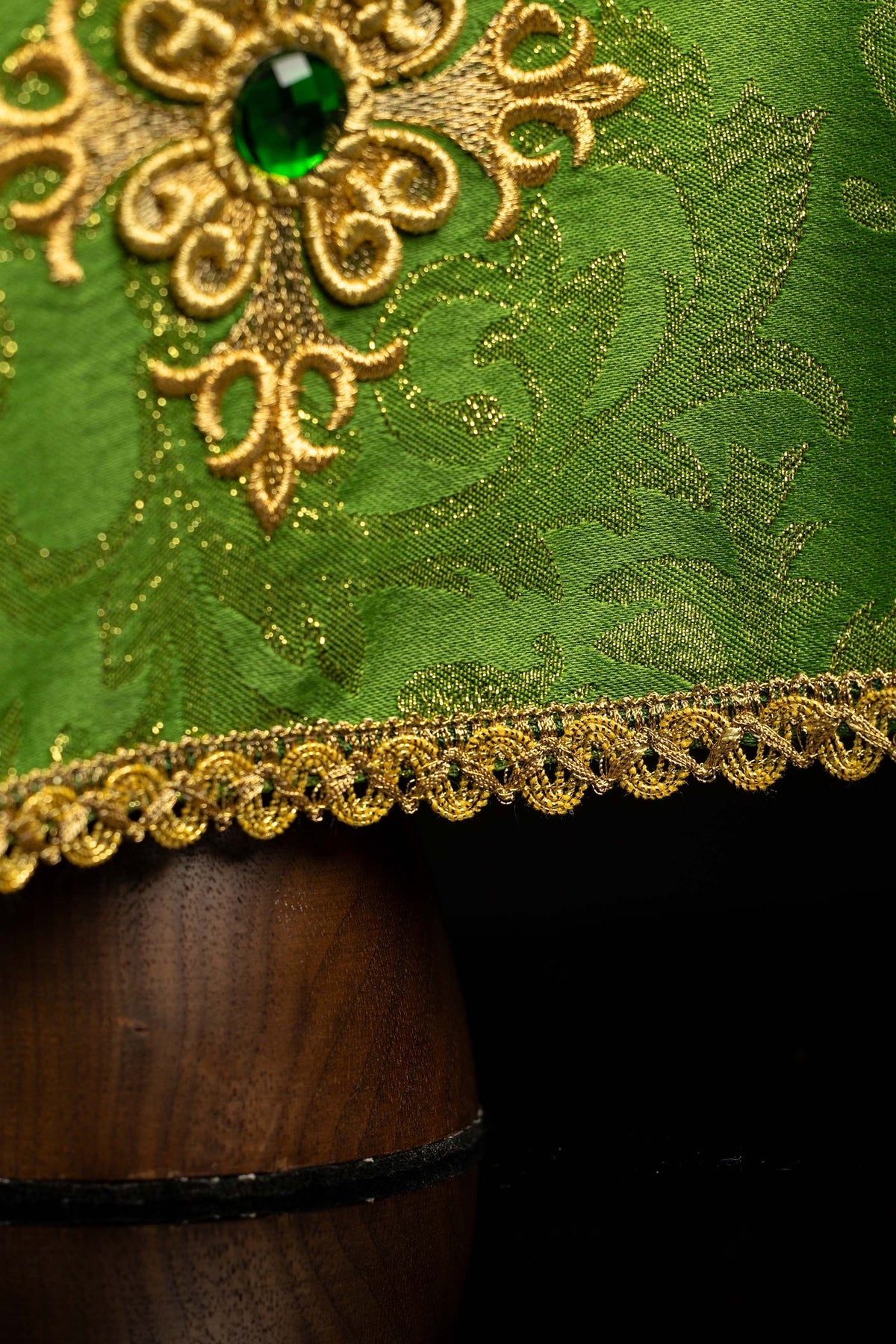 Velo de cáliz verde, detalle del bordado y ribete dorado