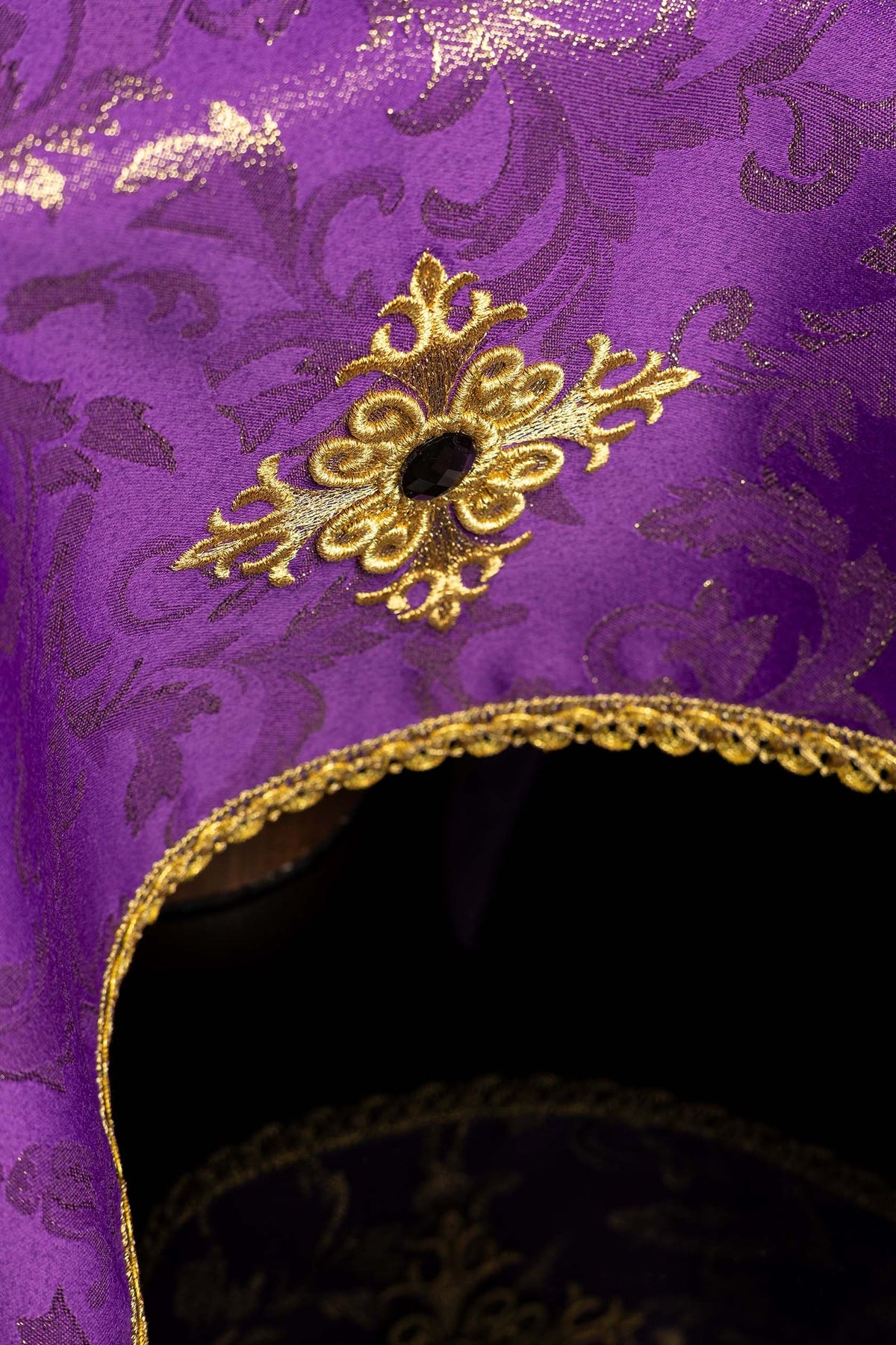 Velo de cáliz morado, detalle lateral de la cruz bordada y el ribete