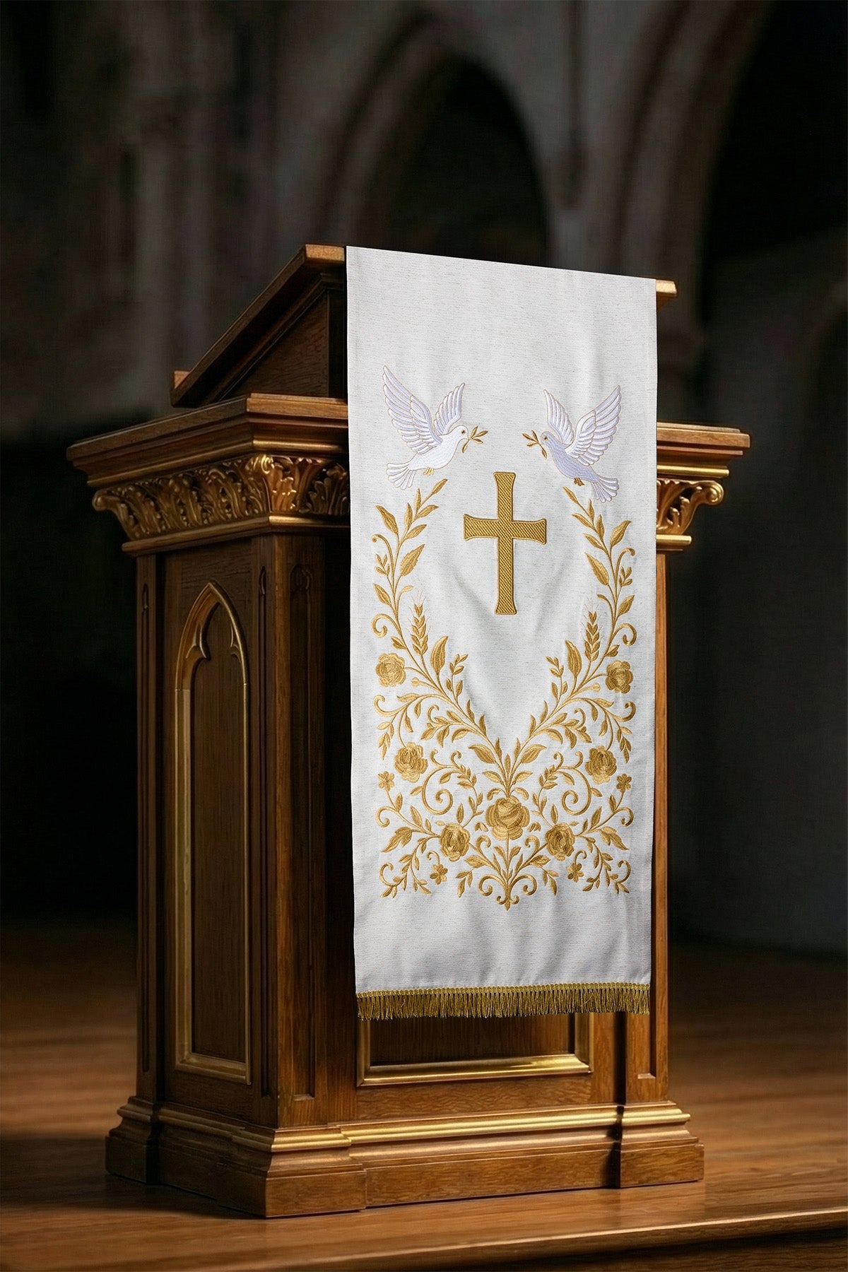 Mantel para ambón con bordado de la cruz y palomas en color ecru LE/8049/05 55*250 - CASULLAS.ES