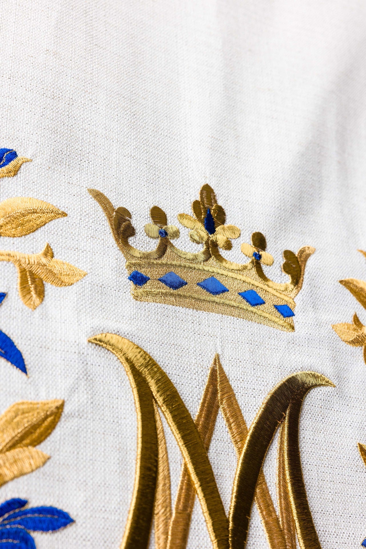 Mantel para ambón con bordado mariano en color ecru LE/8045/05 55*250 - CASULLAS.ES