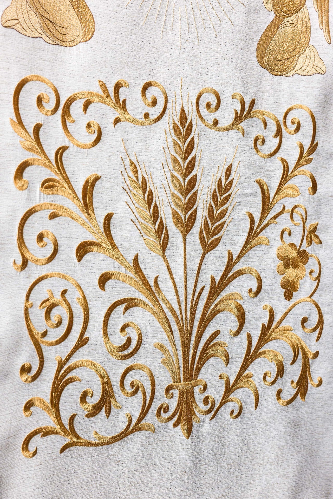 Mantel para ambón ricamente bordado con IHS en color ecru LE/8048/05 55*250 - CASULLAS.ES
