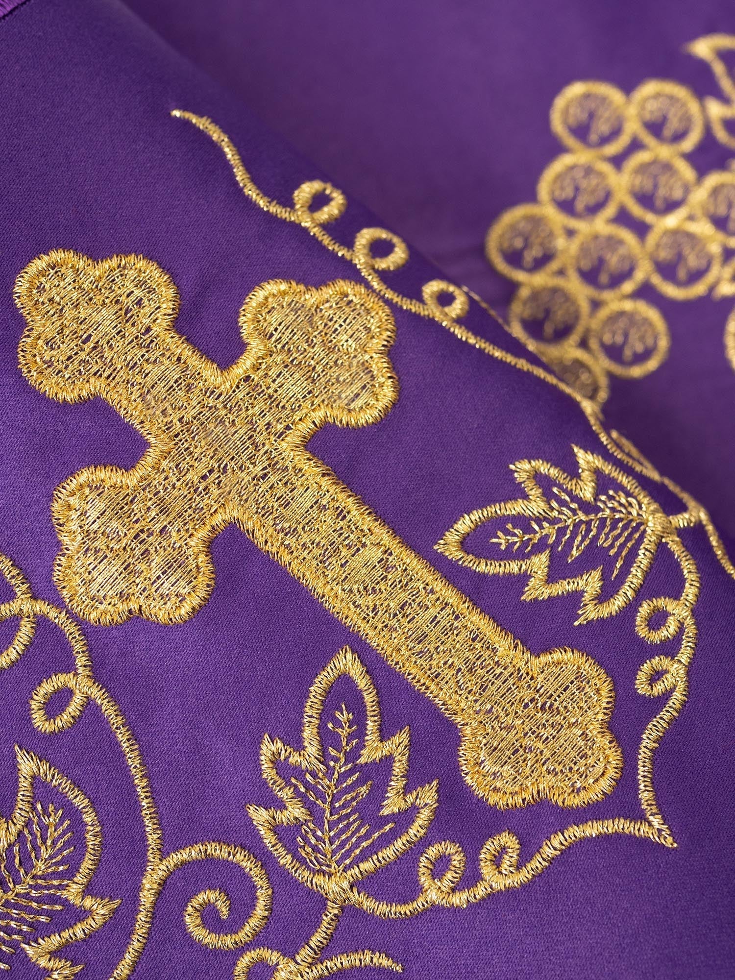 Puntilla de altar con bordado Cruz y Uvas - morado