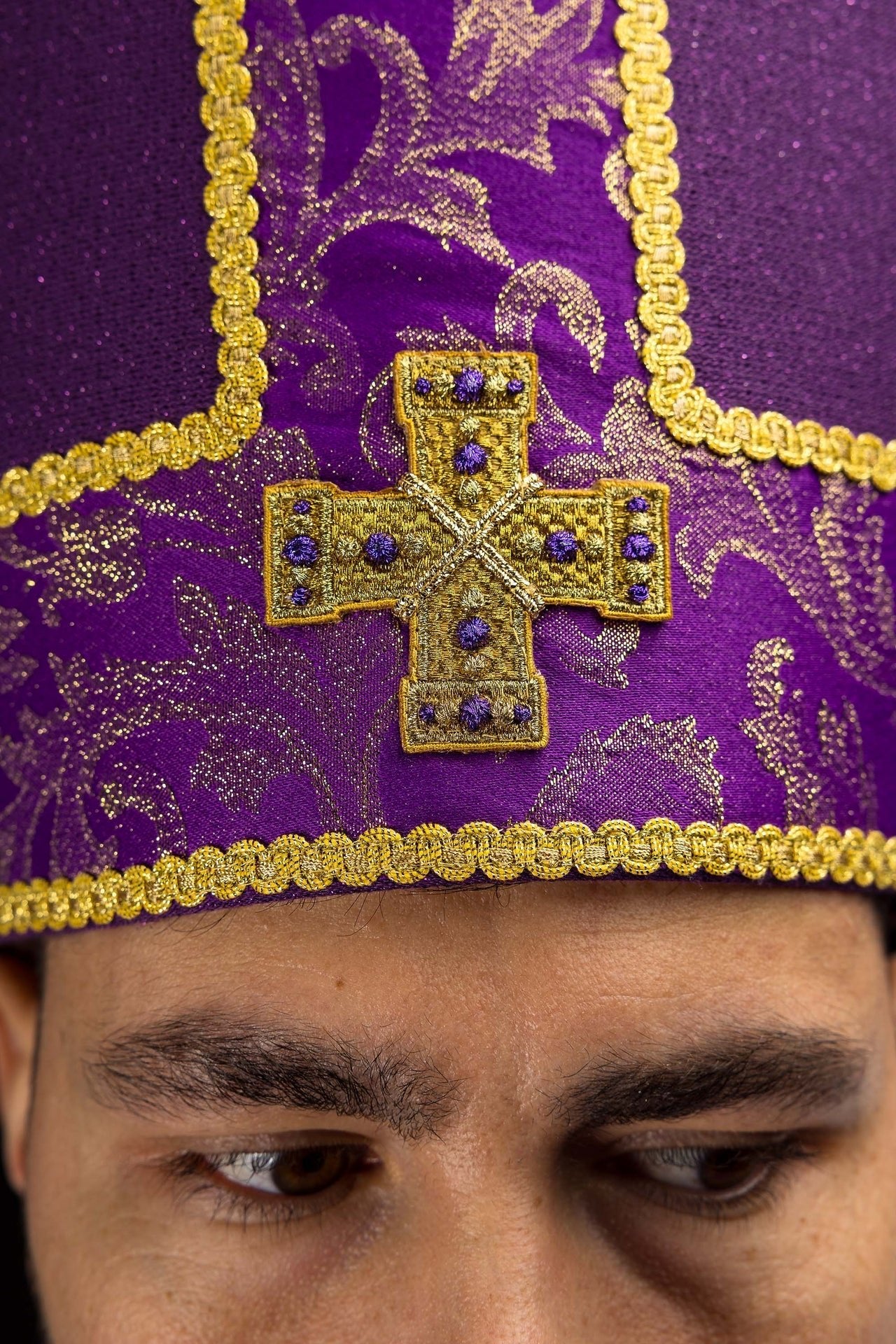 Mitra morada bordada con cruz decorada con tejido jacquard LE/9075/03-1 - CASULLAS.ES
