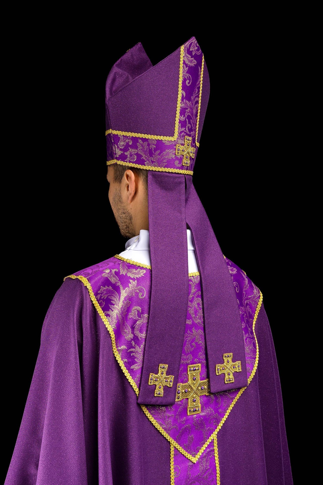 Mitra morada bordada con cruz decorada con tejido jacquard LE/9075/03-1 - CASULLAS.ES