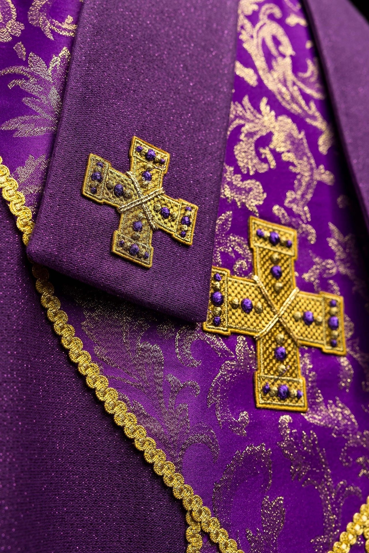 Mitra morada bordada con cruz decorada con tejido jacquard LE/9075/03-1 - CASULLAS.ES