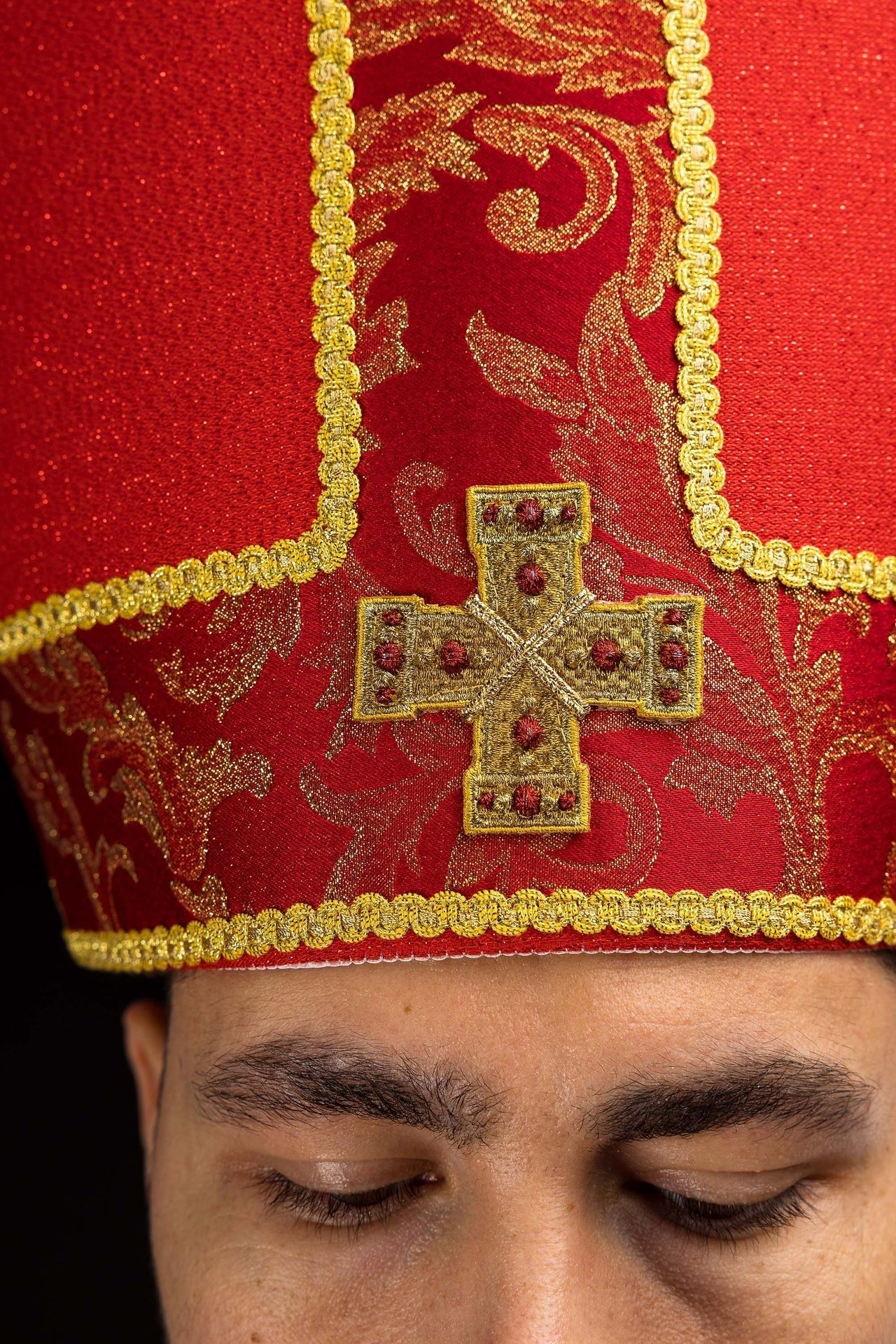 Mitra roja bordada con cruz decorada con tejido jacquard LE/9075/02-1 - CASULLAS.ES