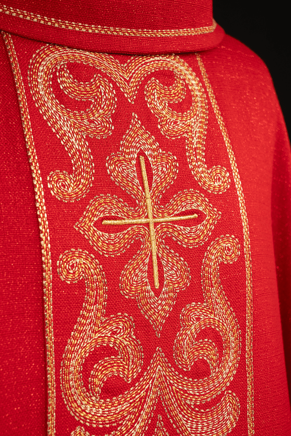 Casulla roja ricamente bordada con cruces