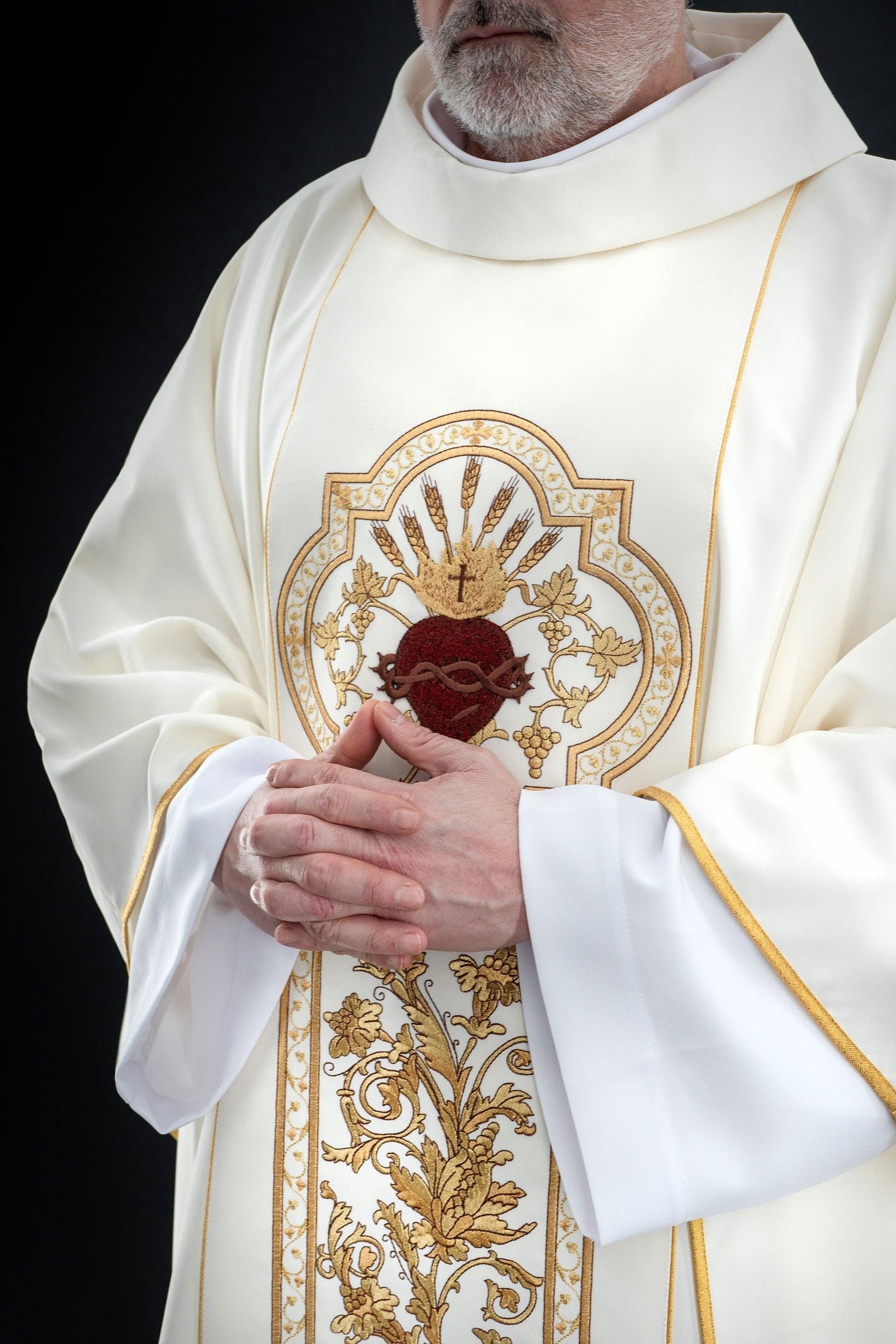 Casulla marfil ricamente bordada con Corazón de Jesús