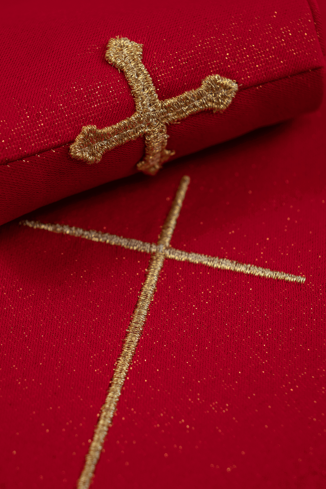 Casulla roja con bordado Cruz y ornamentos