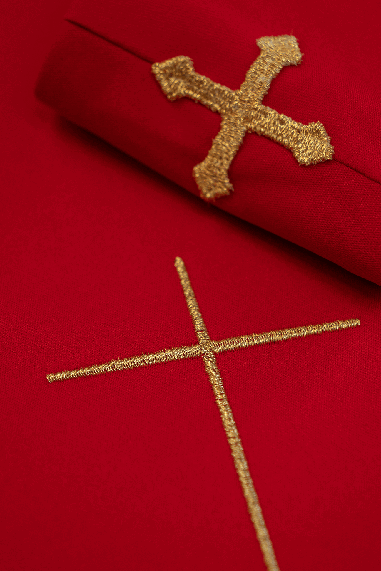 Casulla roja con bordado Cruces de Jerusalén