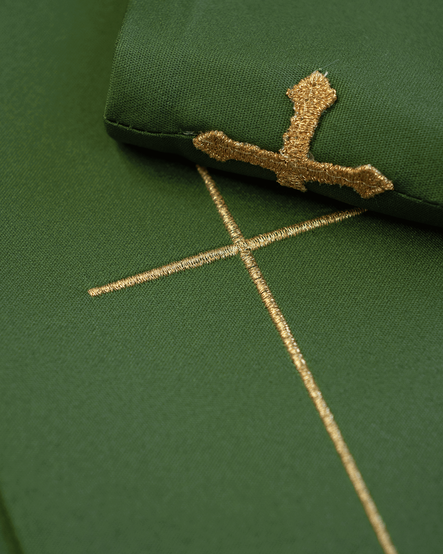 Casulla verde con bordado Cruces de Jerusalén