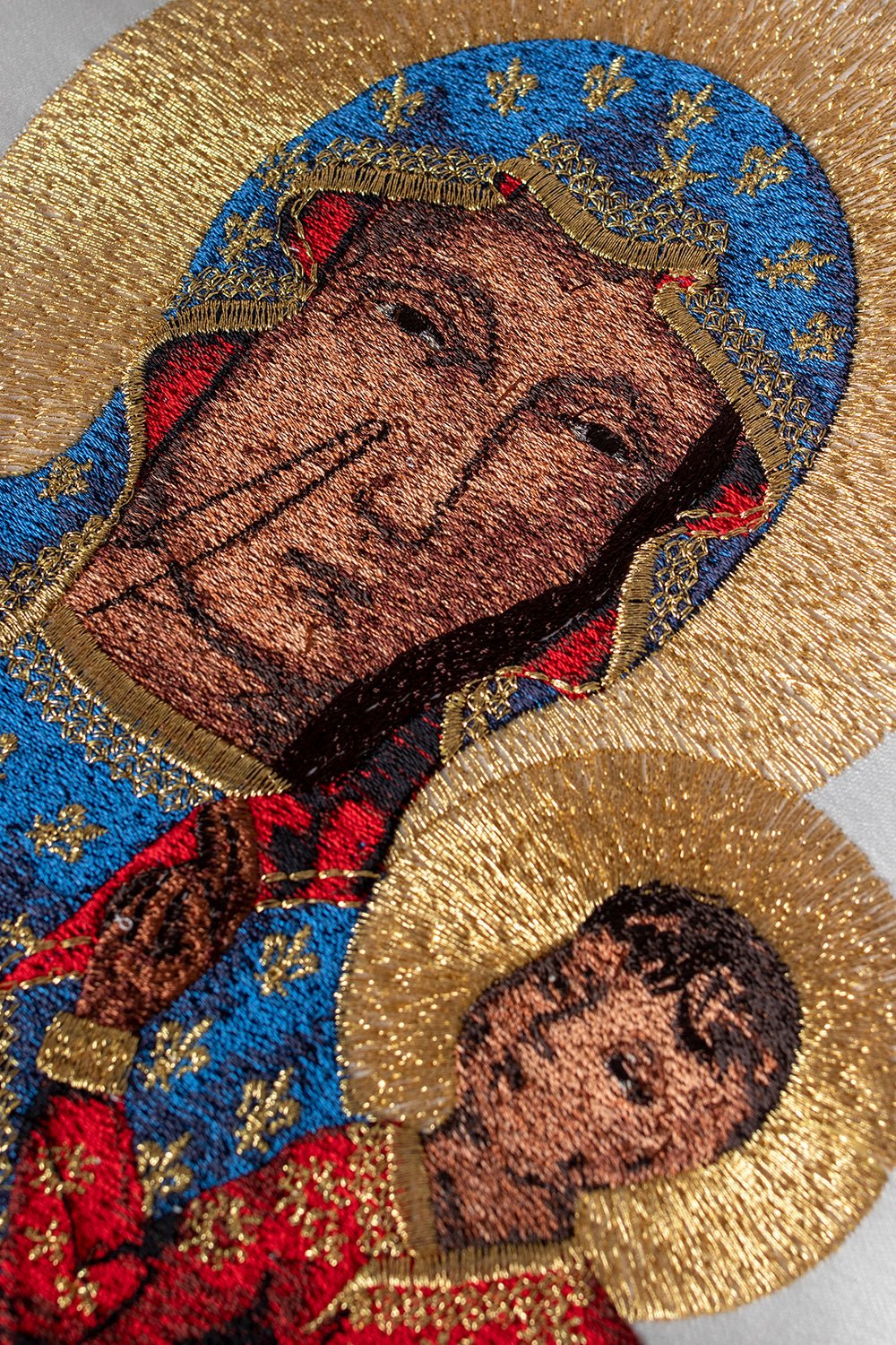 Casulla marfil de Nuestra Señora de Czestochowa