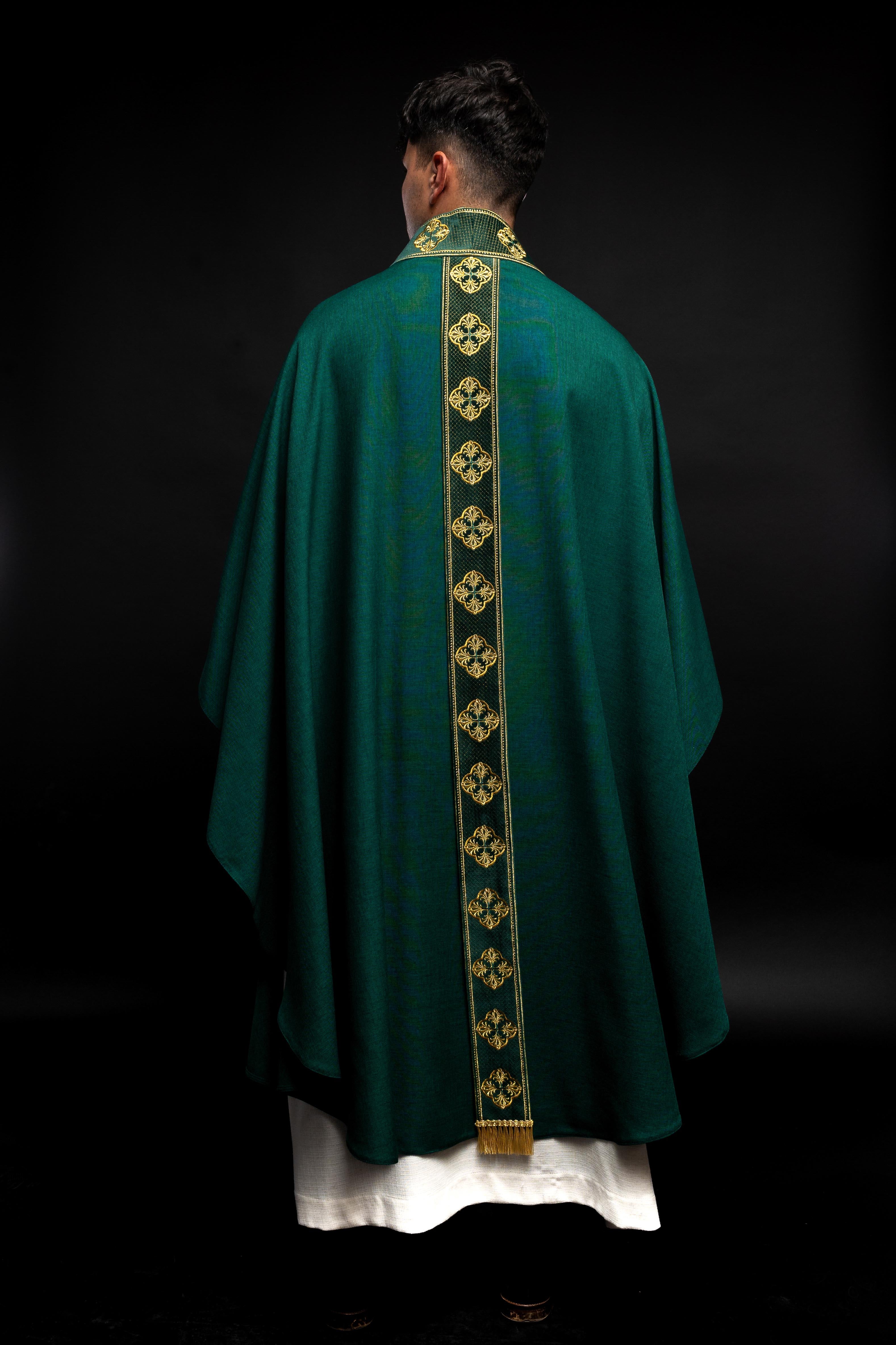 Casulla verde con cinturón bordado con cruces y cuello