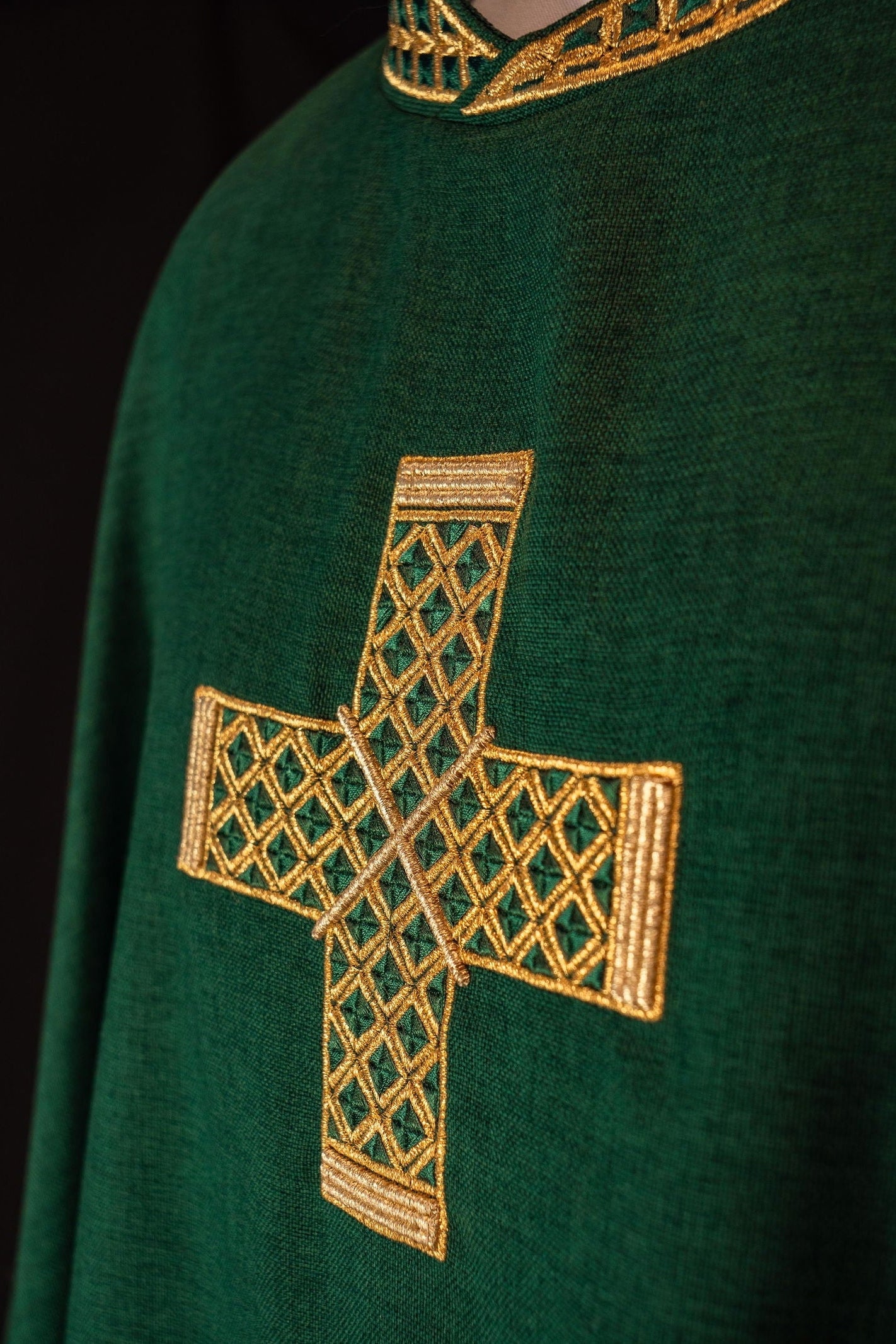 Casulla verde con cruces y cuello bordados en oro