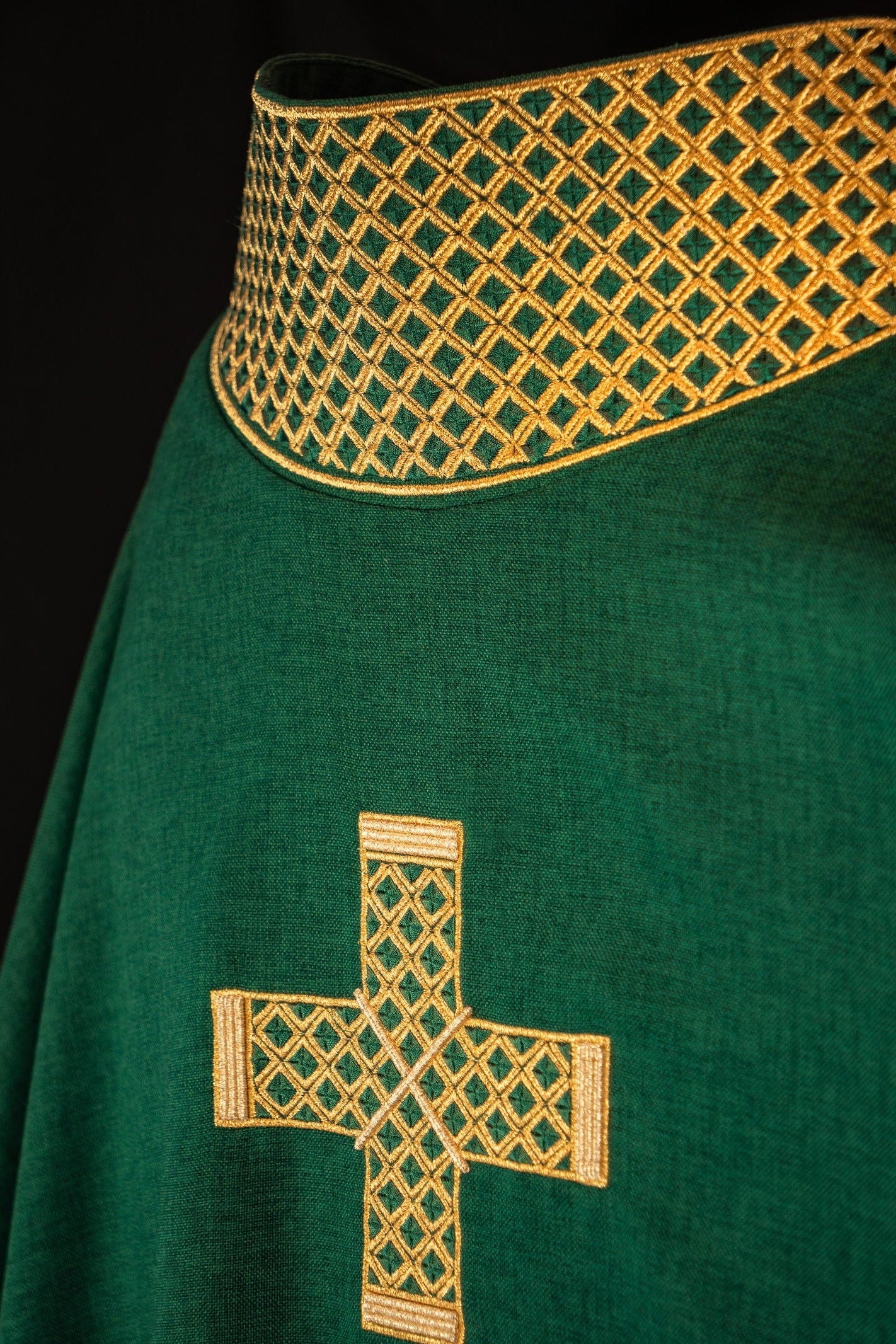 Casulla verde con cruces y cuello bordados en oro