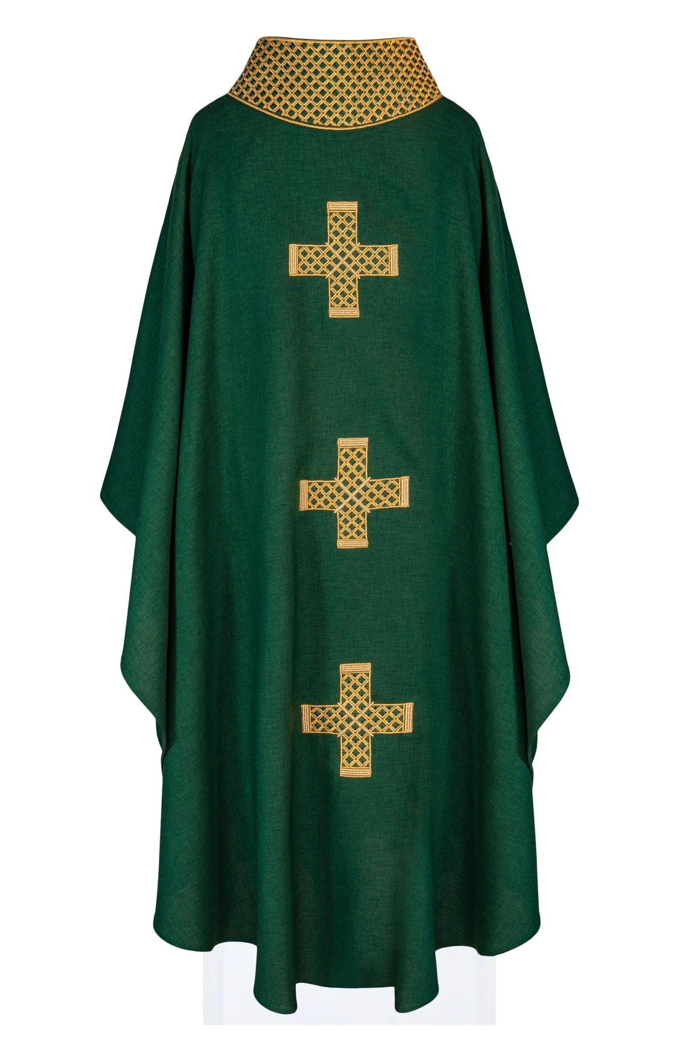 Casulla verde con cruces y cuello bordados en oro