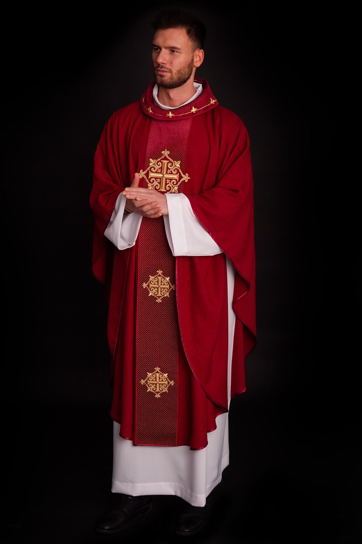 Casulla roja con galón terciopelo ricamente bordado Cruces