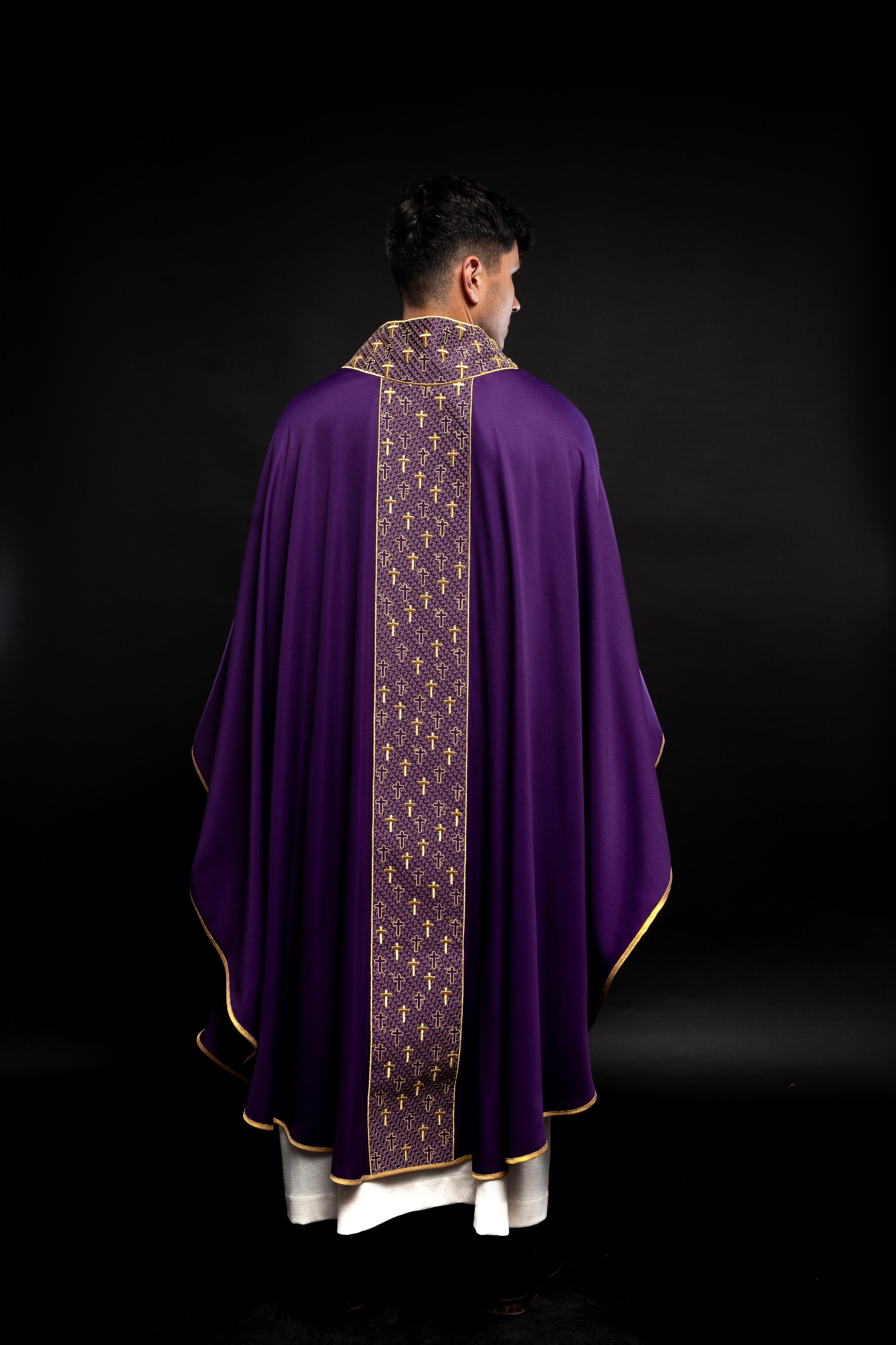 Casulla con cinturón ricamente bordado en cruces de color morado