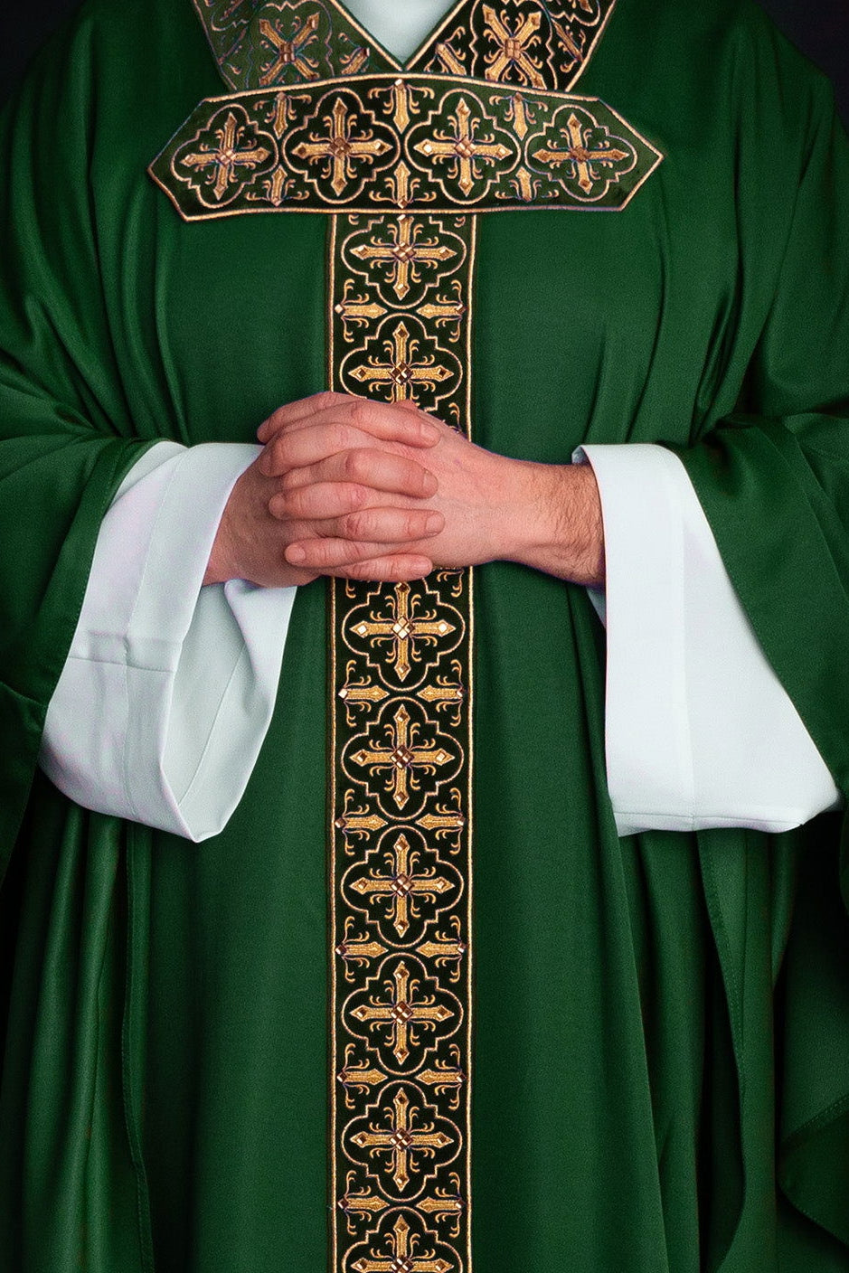 Casulla verde con galón ricamente bordado y decorado con 500 piedras