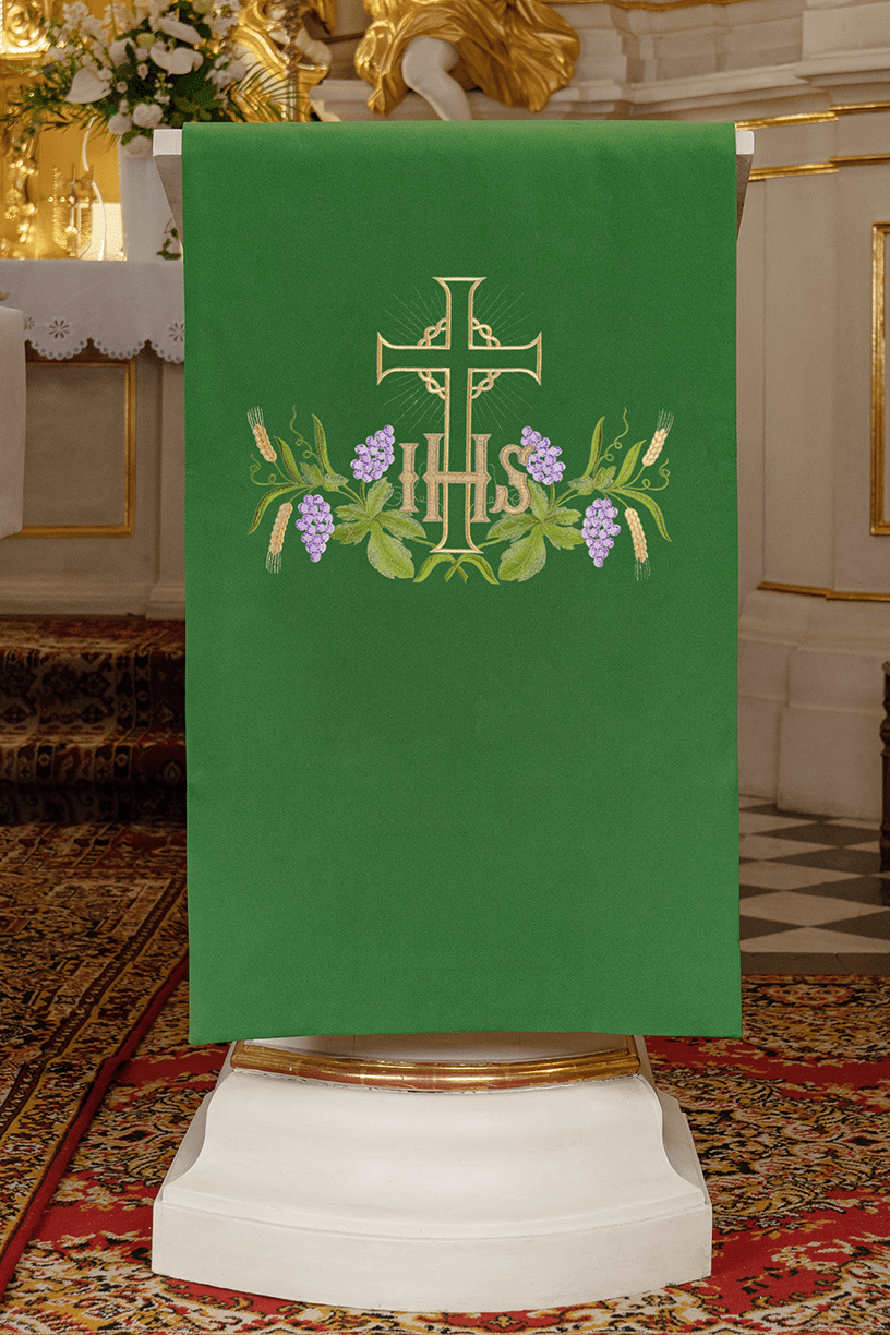 Paño verde para atril bordado con el motivo IHS y una cruz KMO/023/01/01 ZIELONY 55*250 - CASULLAS.ES