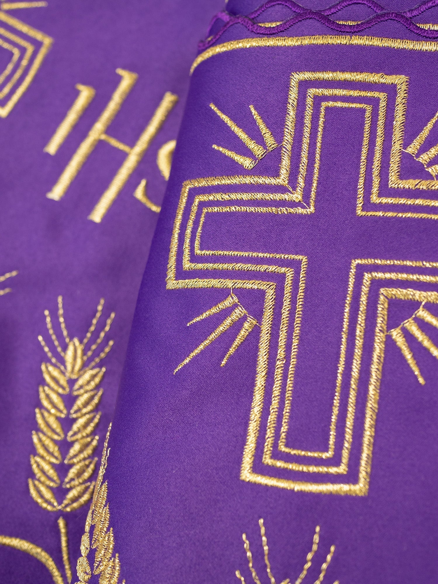 Puntilla de altar con bordado Cruz e IHS - morado KOM/040/03 20cm 3,5m - CASULLAS.ES
