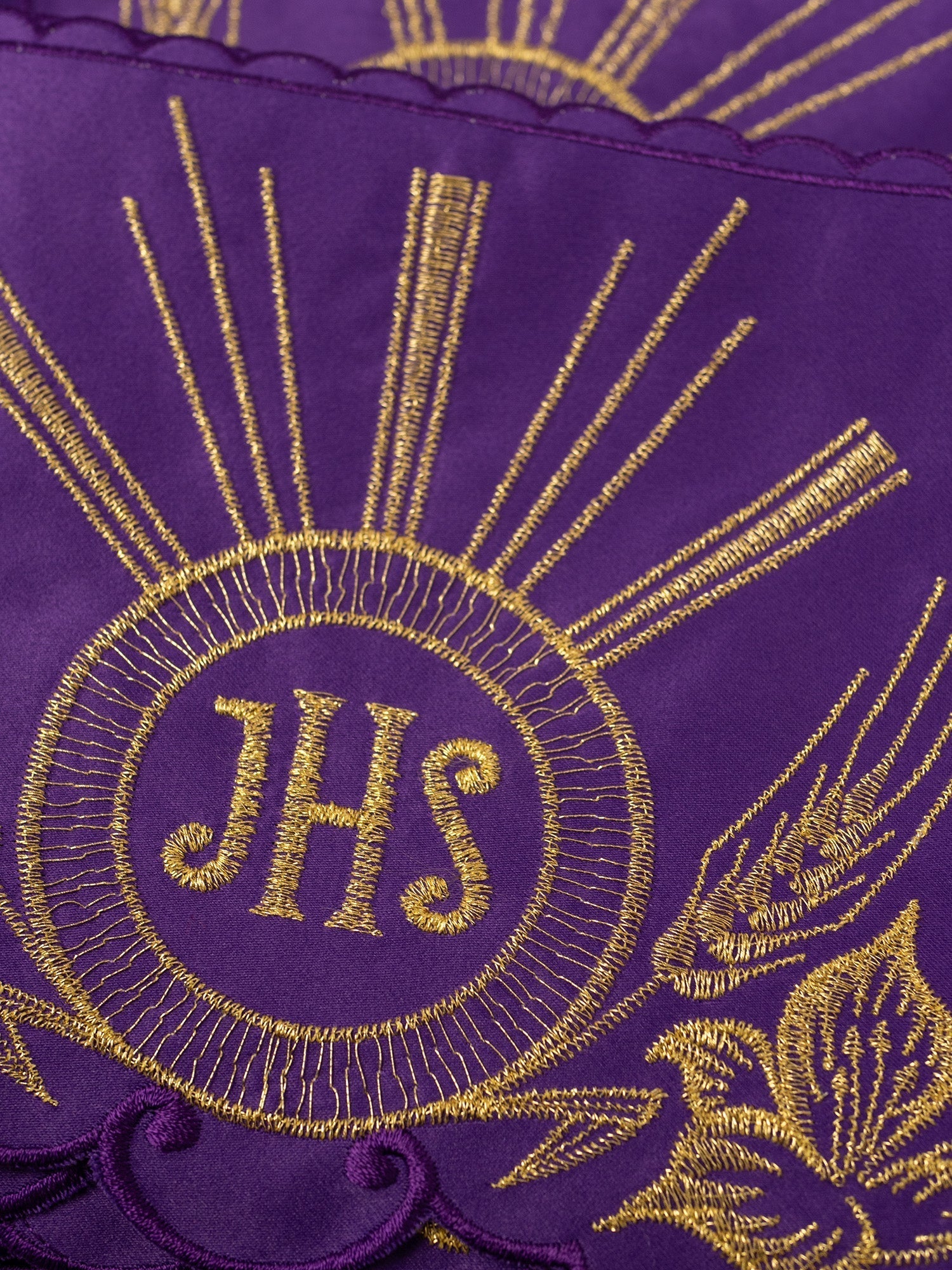 Puntilla de altar con bordado IHS - morado KOM/053/03 15cm 3,5m - CASULLAS.ES