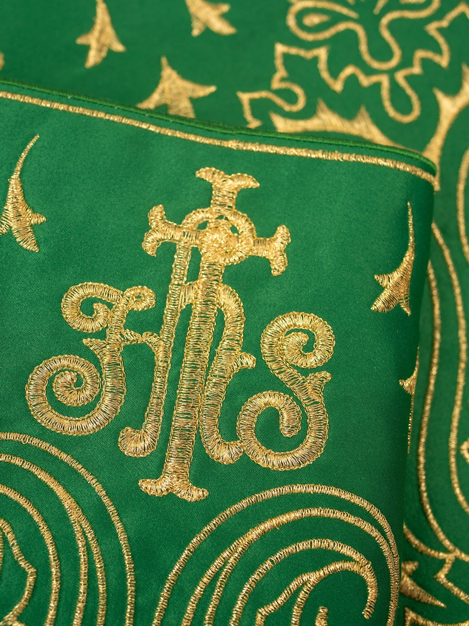 Puntilla de altar con bordado IHS - verde KOM/031/01 24cm 3,5m - CASULLAS.ES