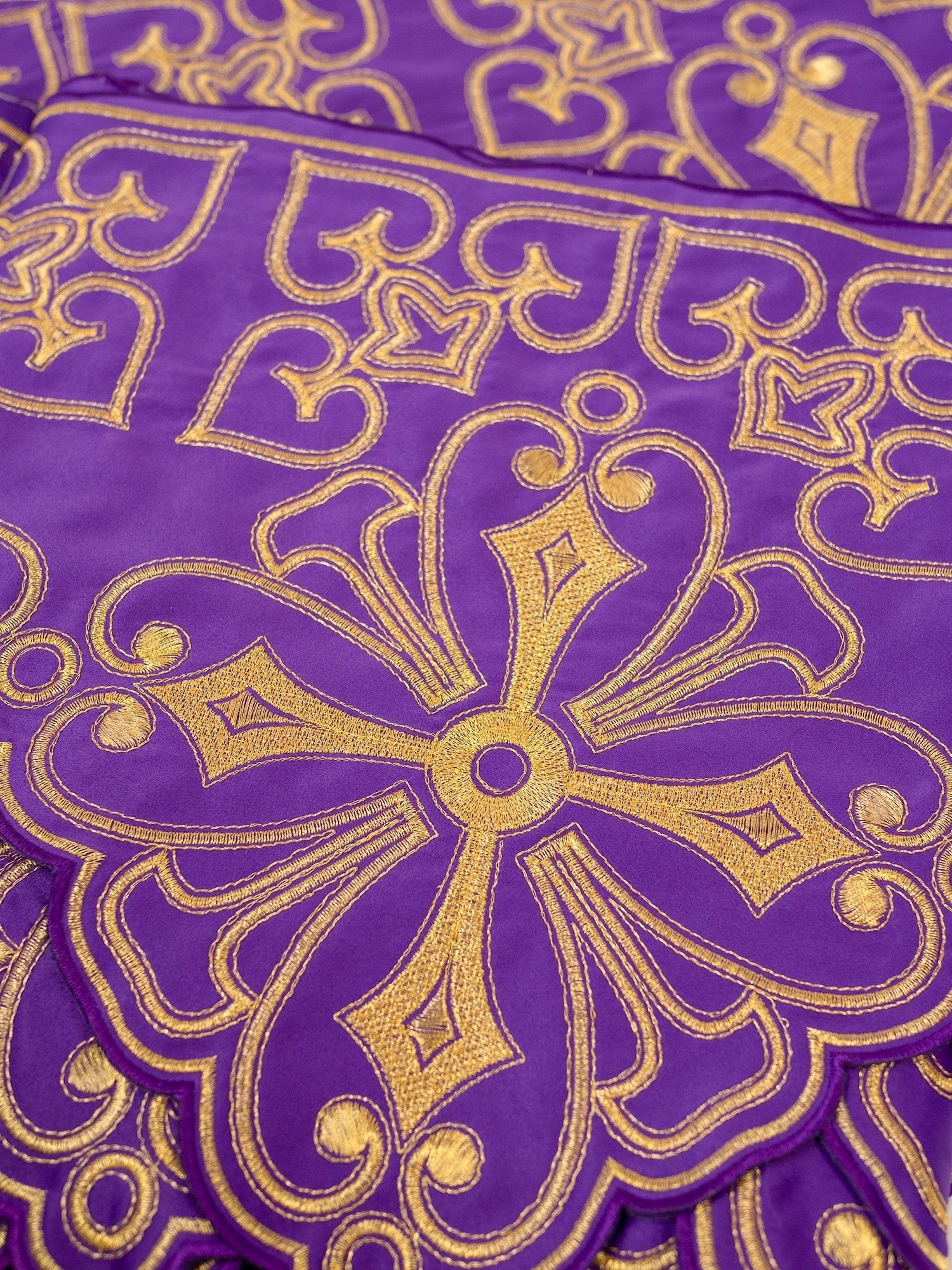 Puntilla de altar con bordado Rosetón - morado KOM/038/03 22cm 3,5m - CASULLAS.ES