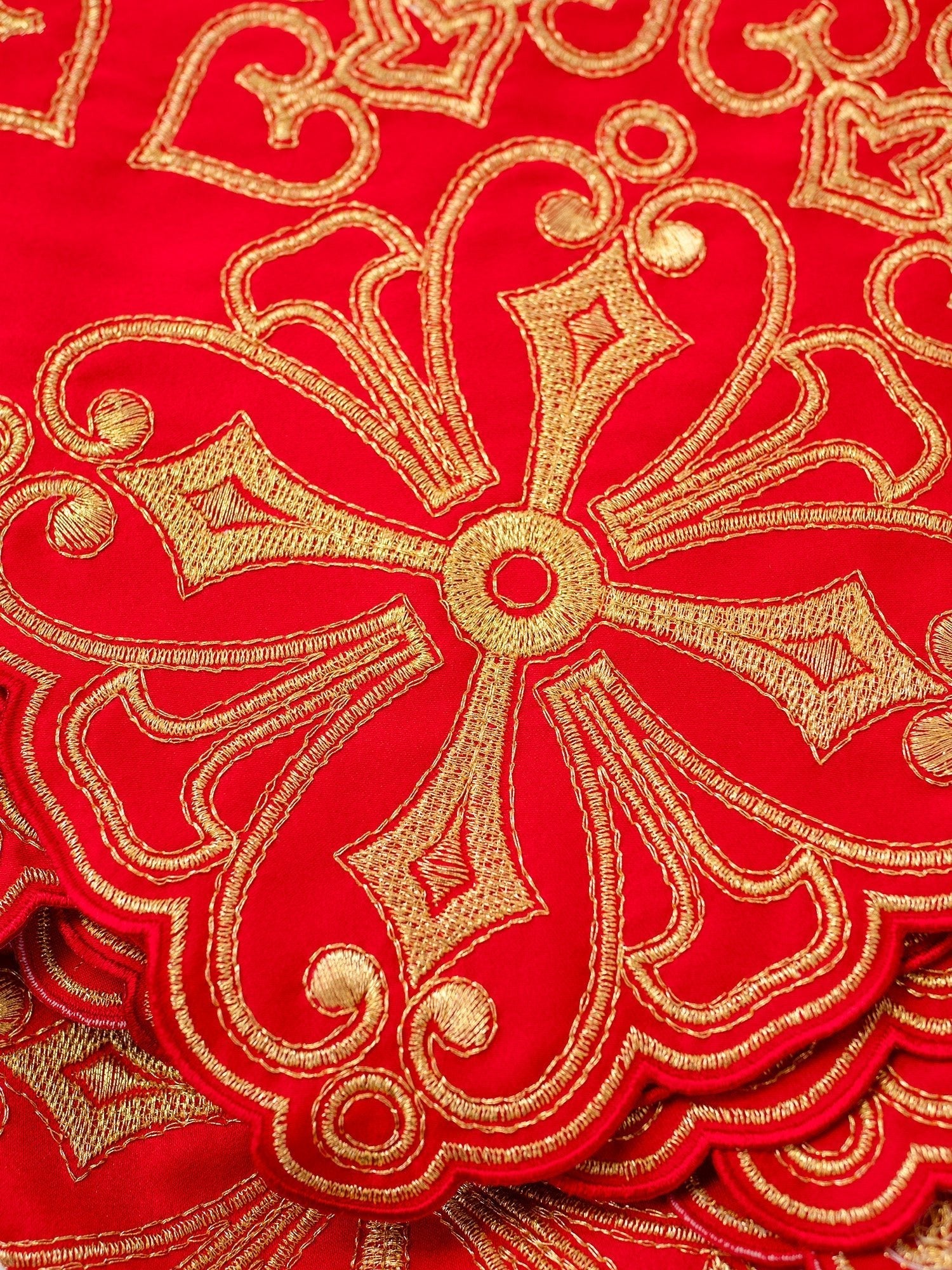 Puntilla de altar con bordado Rosetón - rojo KOM/038/02 22cm 3,5m - CASULLAS.ES