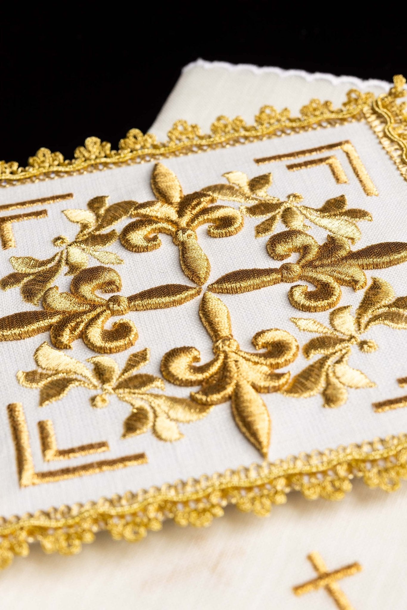 Servicio de altar bordado con adornos dorados HA/5013 - CASULLAS.ES