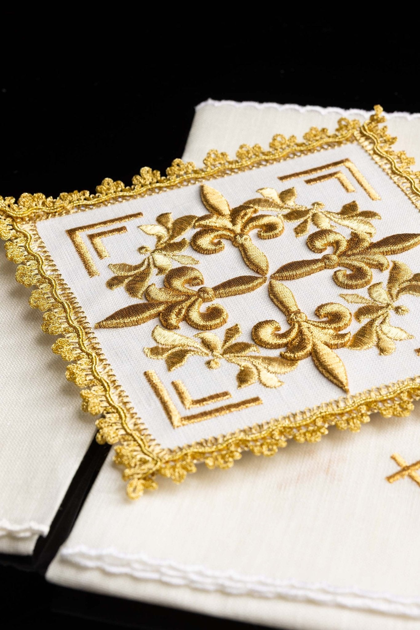 Servicio de altar bordado con adornos dorados HA/5013 - CASULLAS.ES