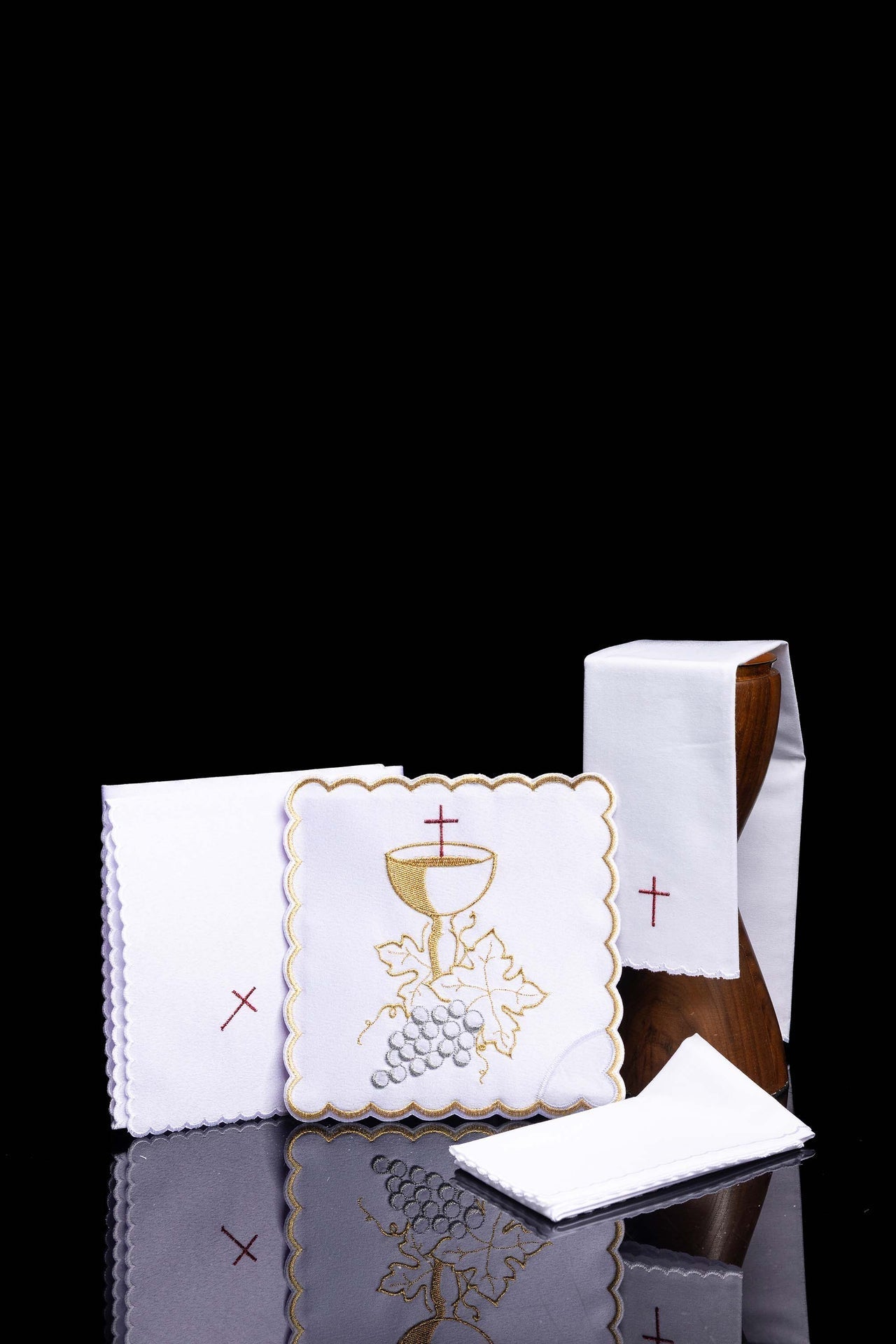 Servicio de altar bordado con el símbolo del cáliz y uvas KK/094 - CASULLAS.ES