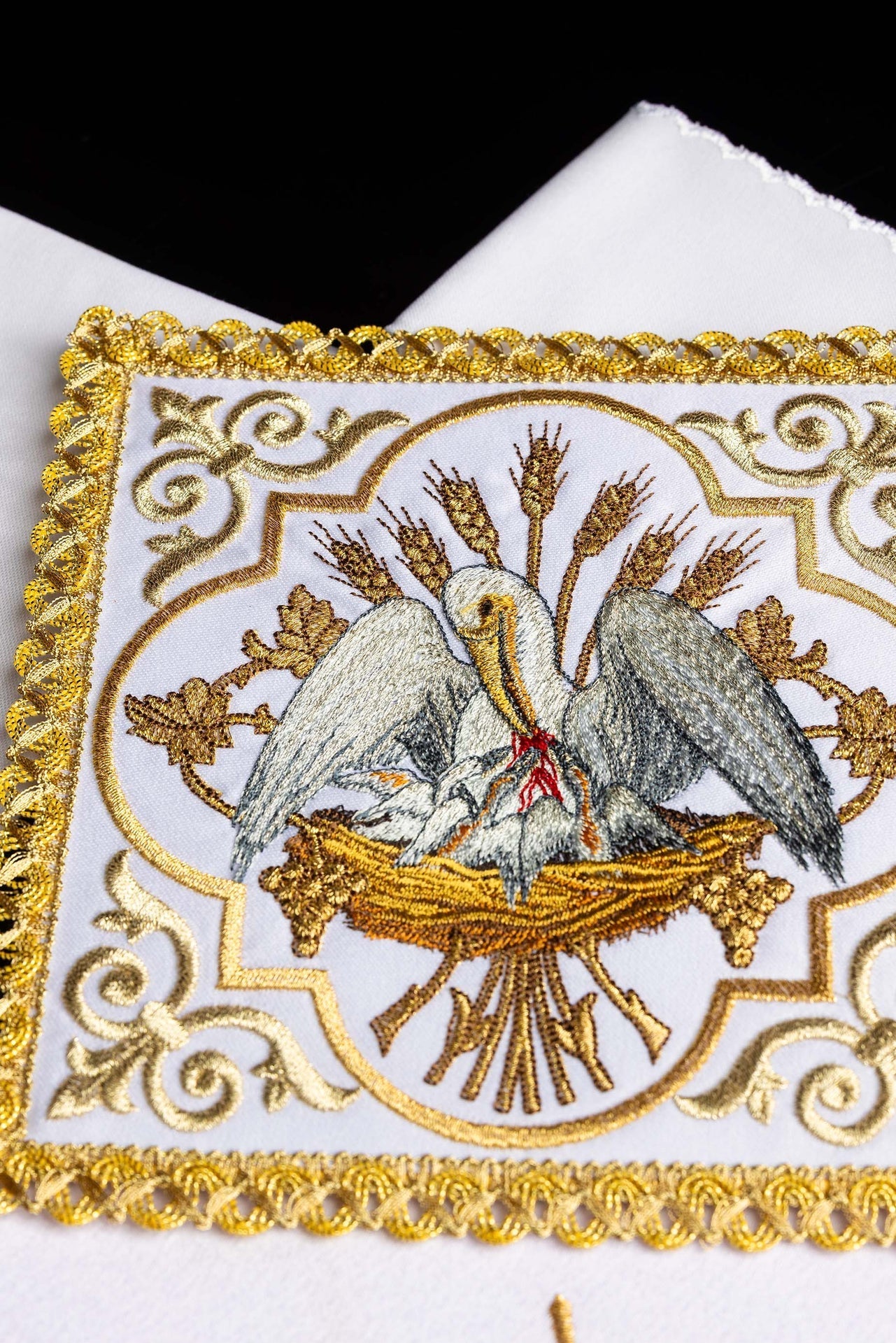 Servicio de altar bordado con la imagen del pelícano KK/5008 - CASULLAS.ES