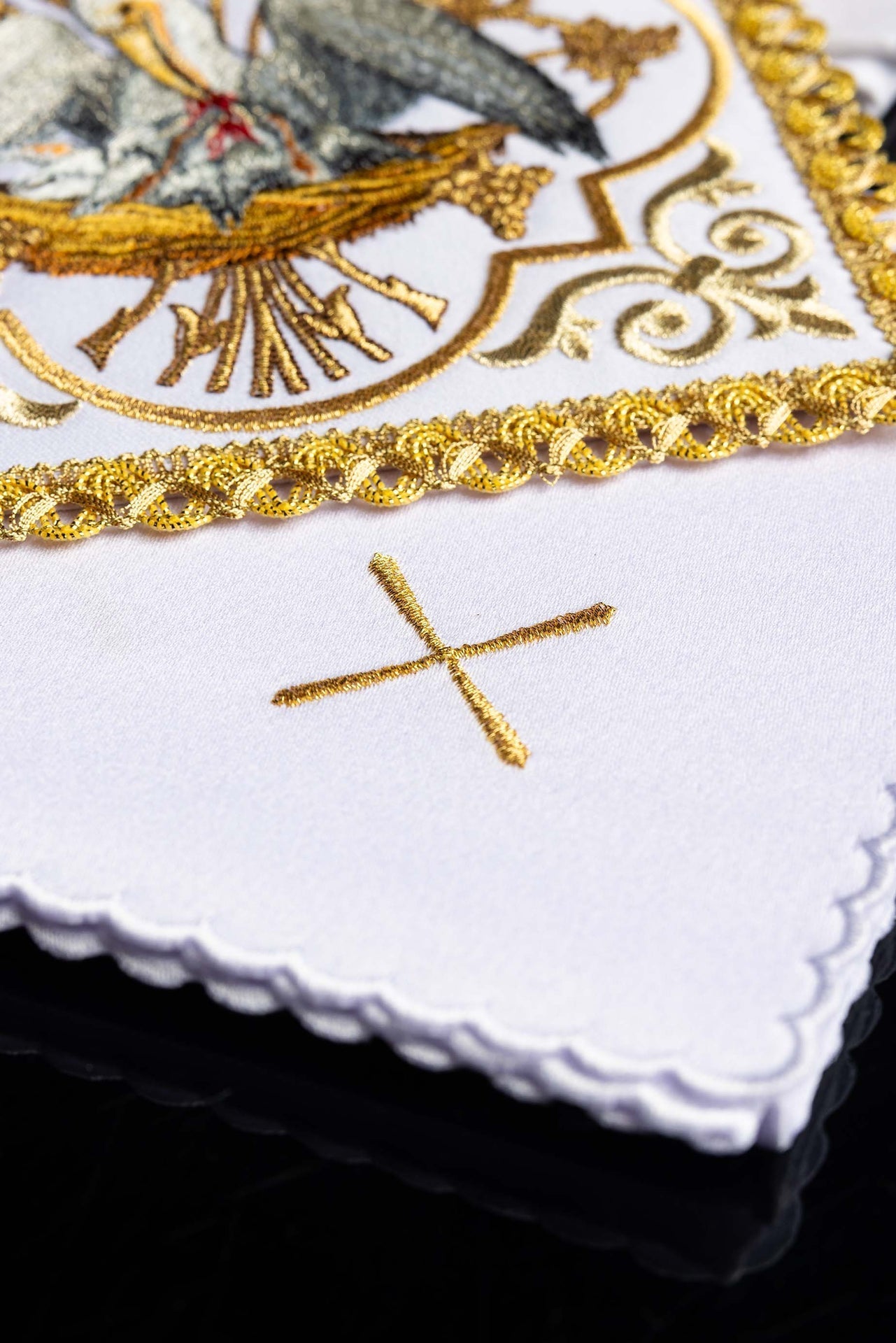 Servicio de altar bordado con la imagen del pelícano KK/5008 - CASULLAS.ES