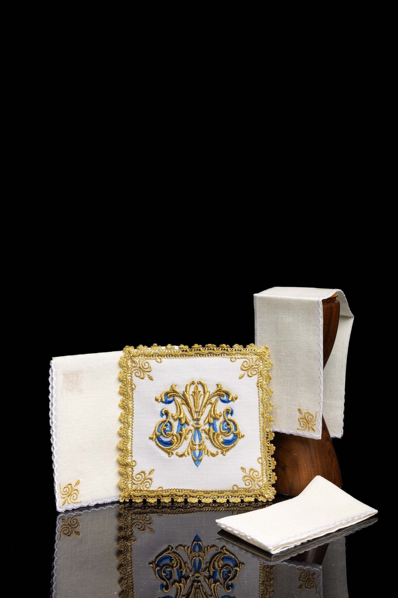 Servicio de altar bordado con símbolo Mariano de oro HA/5014 - CASULLAS.ES
