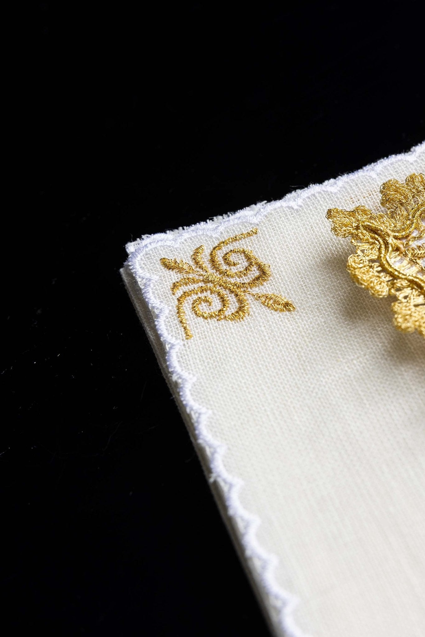 Servicio de altar bordado con símbolo Mariano de oro HA/5014 - CASULLAS.ES